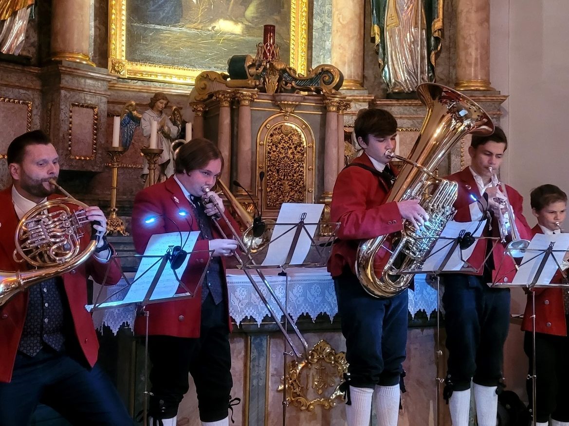 Das Blechbläserensemble des MV Lochau begeisterte mit dem Stück You Raise Me Up, von links Patrick Niederkofler (Horn), Julian Thoma (Posaune), Lorenz Sigg (Tuba), David Schmid (Trompete) und Samuel Schmid (Trompete).