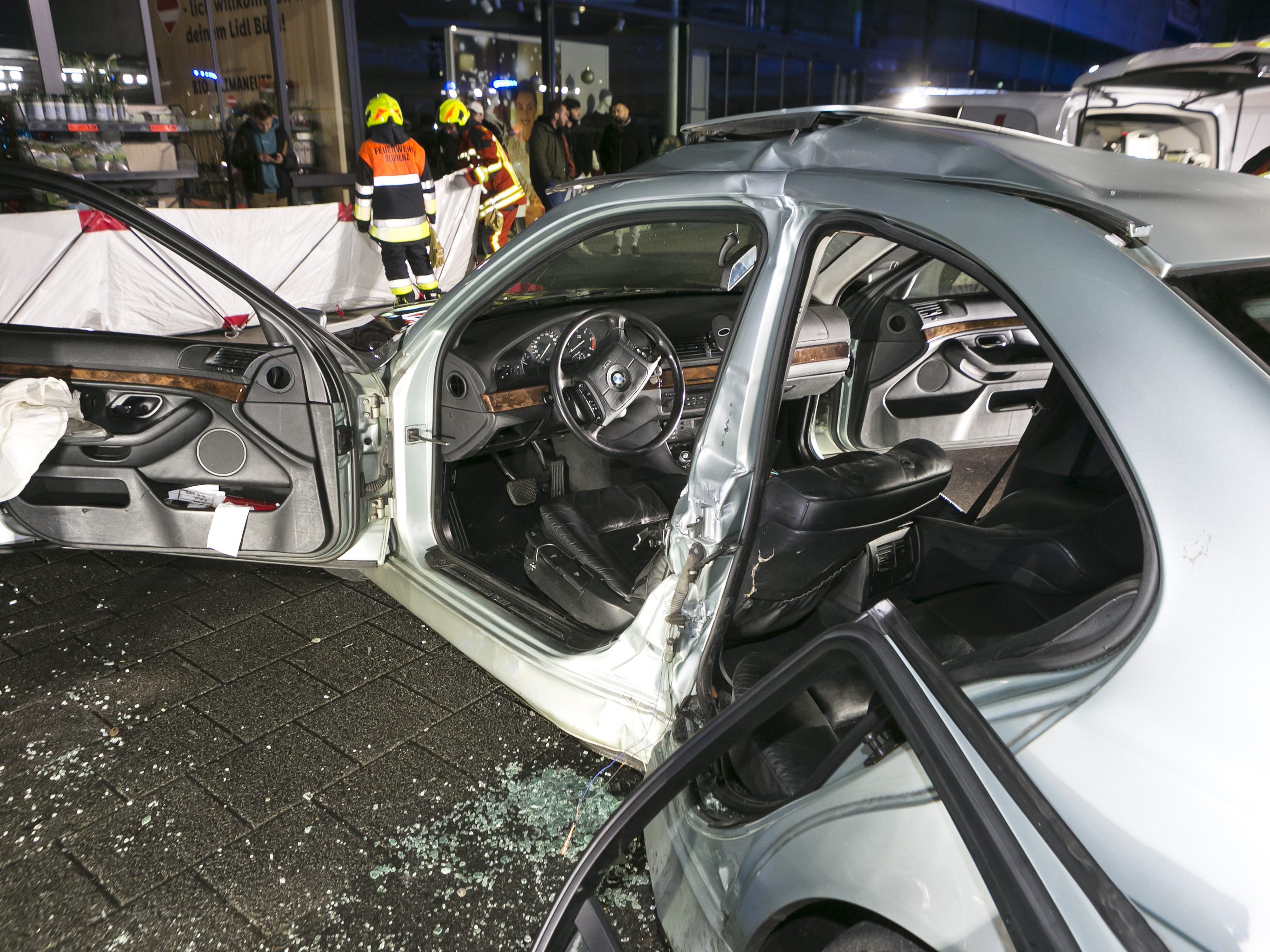 Pkw-Lenkerin in Fahrzeug eingeklemmt