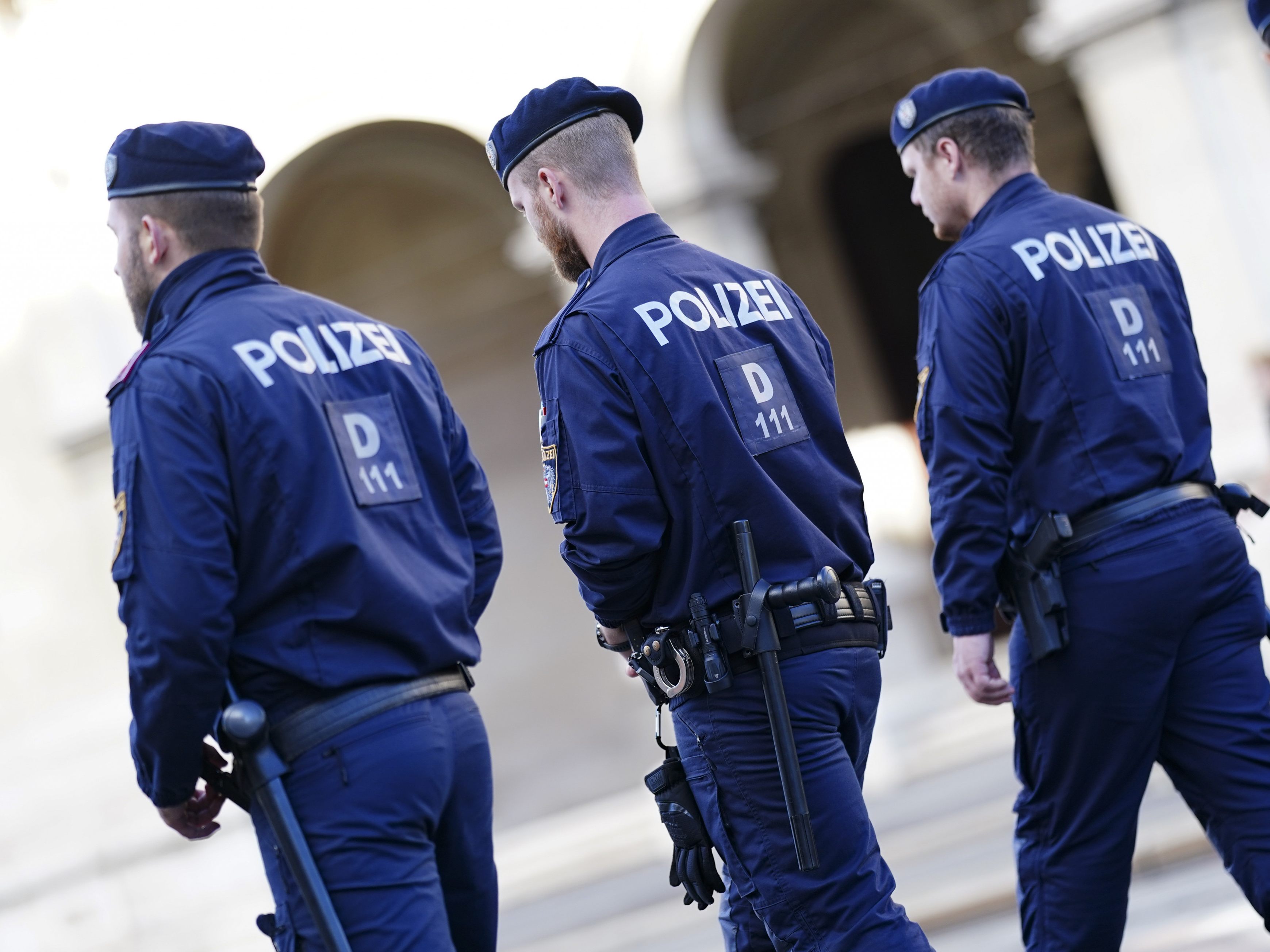 Binnen 15 Minuten rückte die Polizei zweimal aufgrund eines Messerangriffs auf junge Frauen aus.