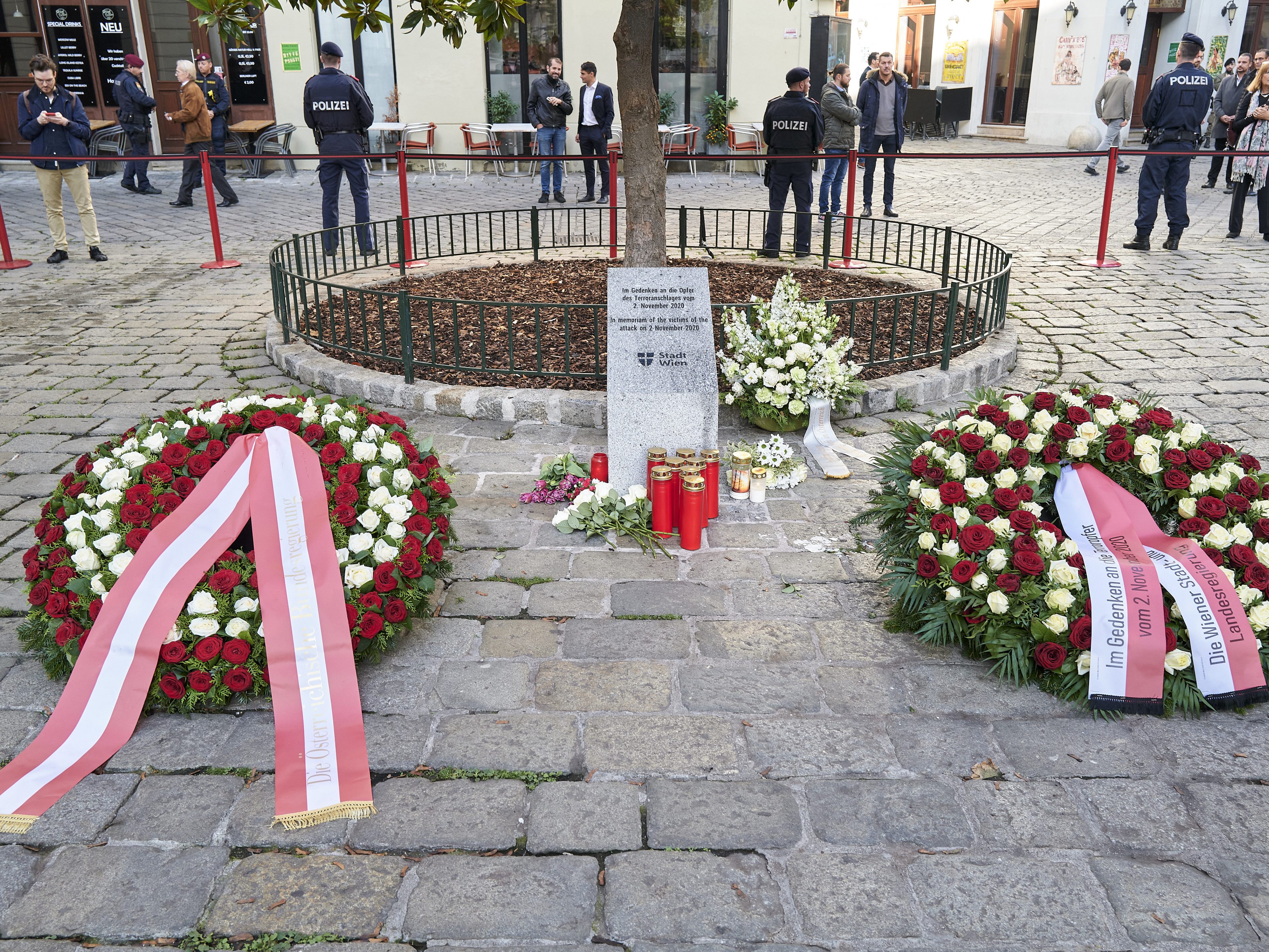 Blumenkränze im Gedenken an die Opfer.