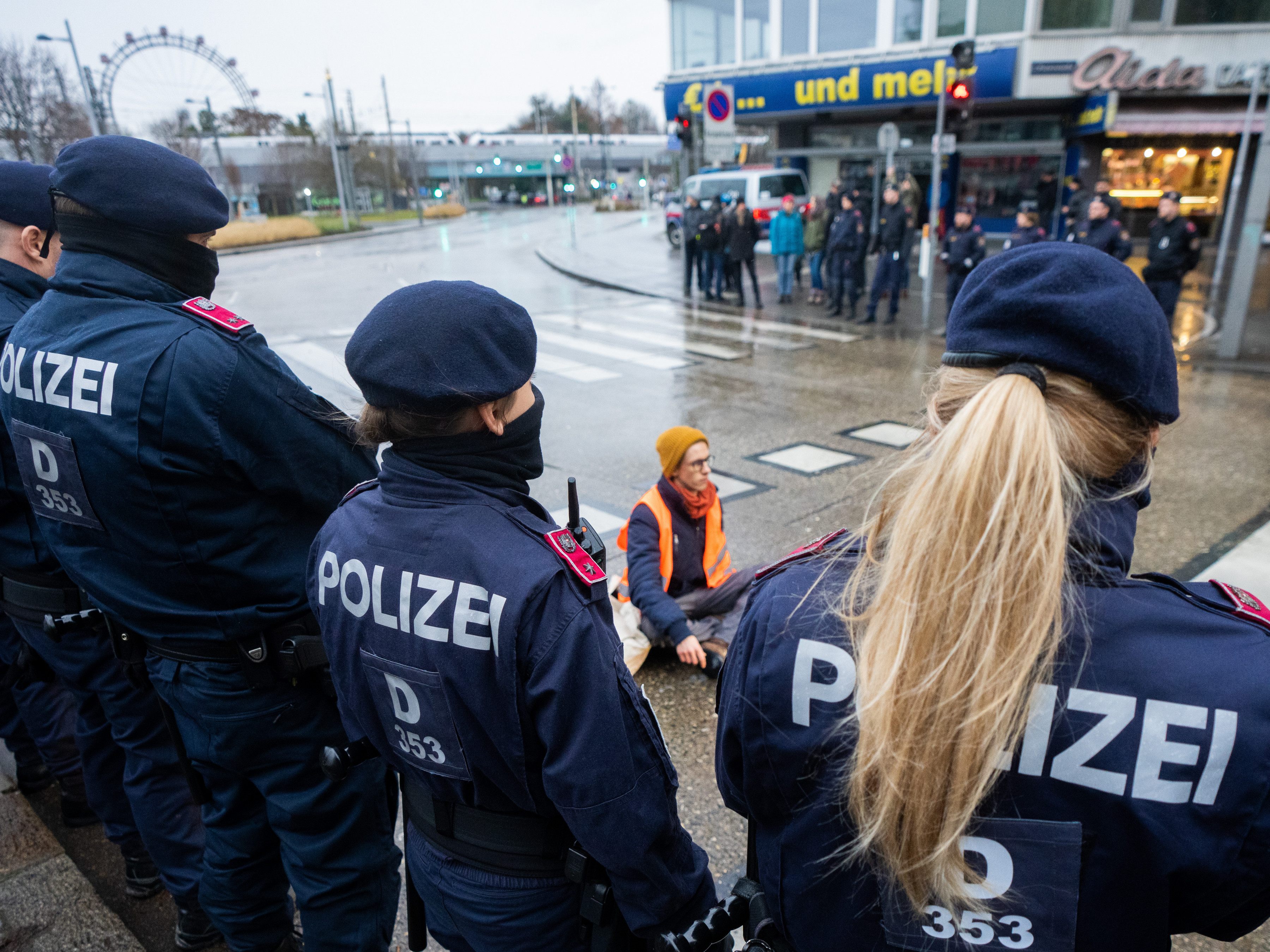 Die Klima-Aktion am Praterstern zog einen größeren Polizeieinsatz nach sich.