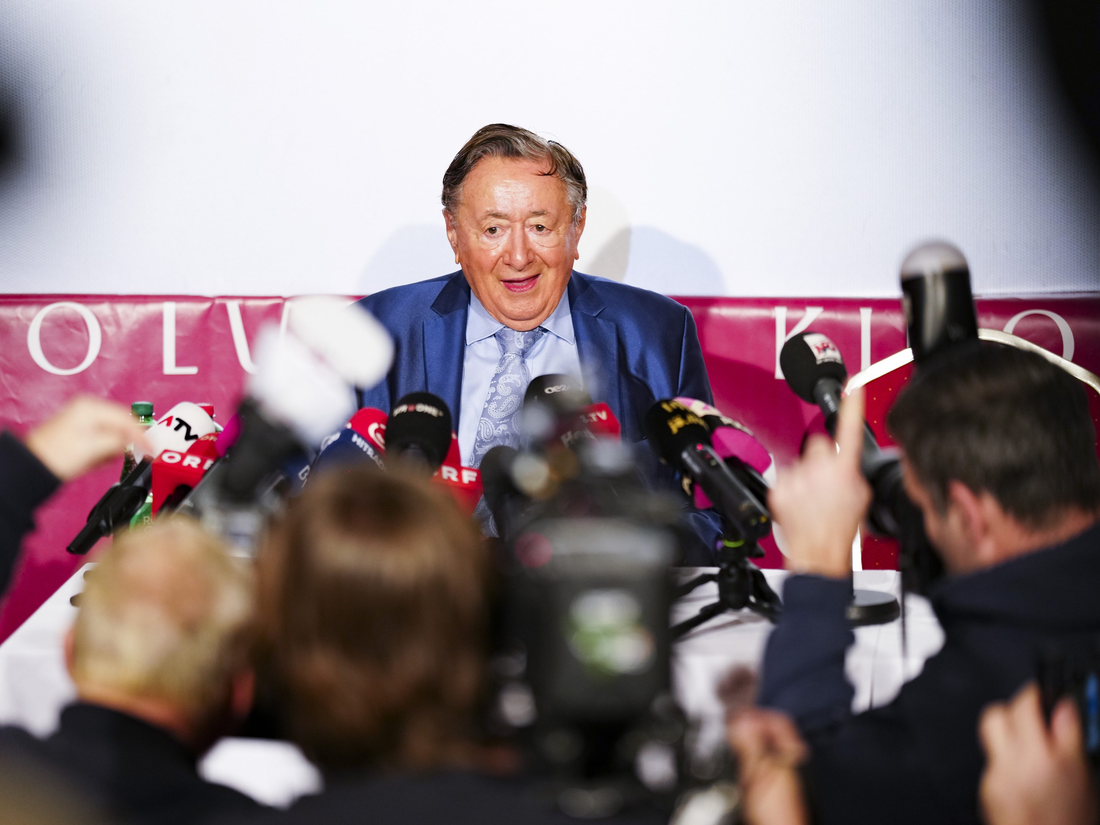 Lugner hat schon verschiedene Stargäste zum Wiener Opernball gebracht.