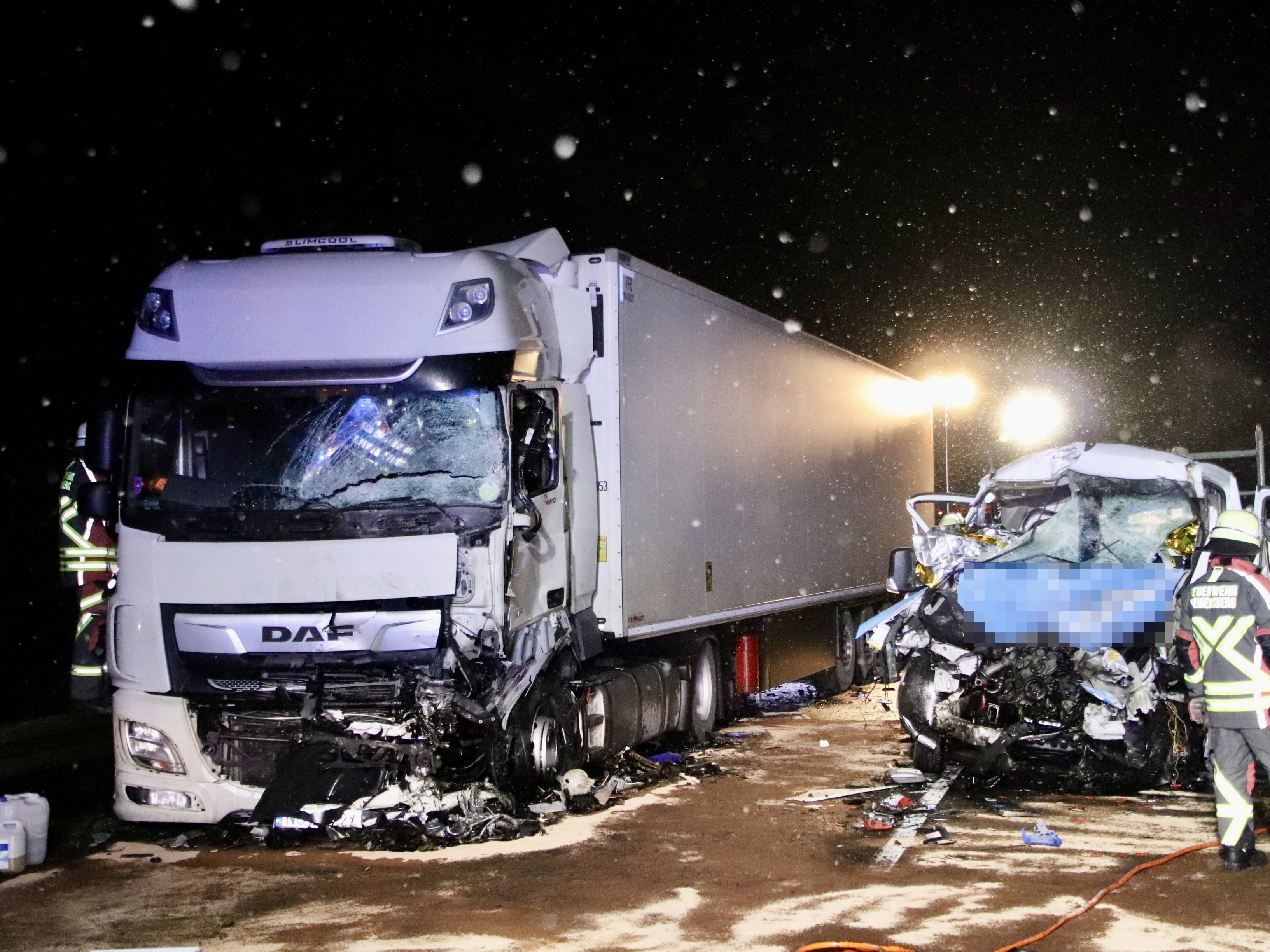 Der Klein-Lkw prallte frontal gegen den Sattelzug.