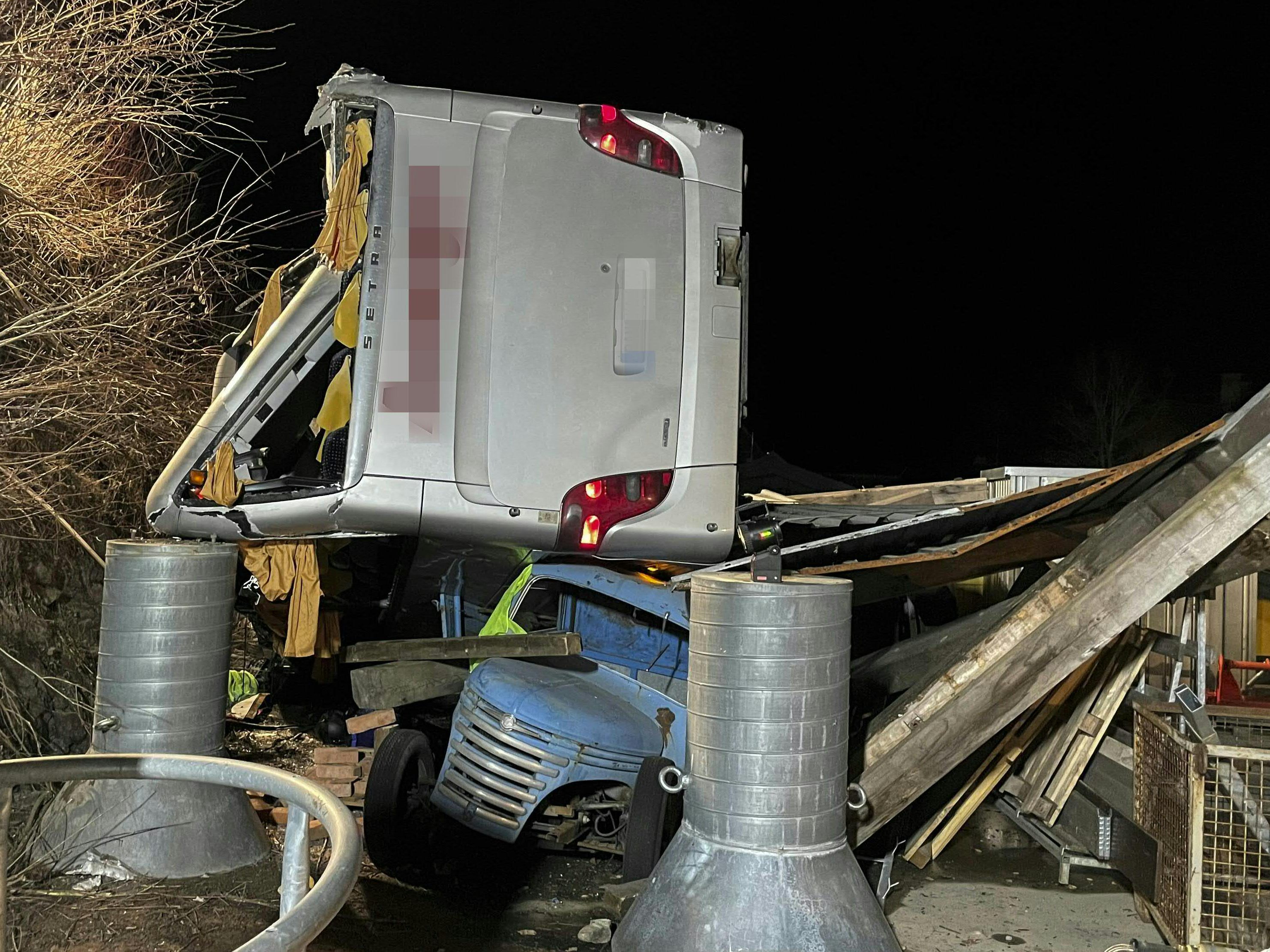 Nach dem Reisebusunfall bei Schladming ist der Buslenker gestorben.