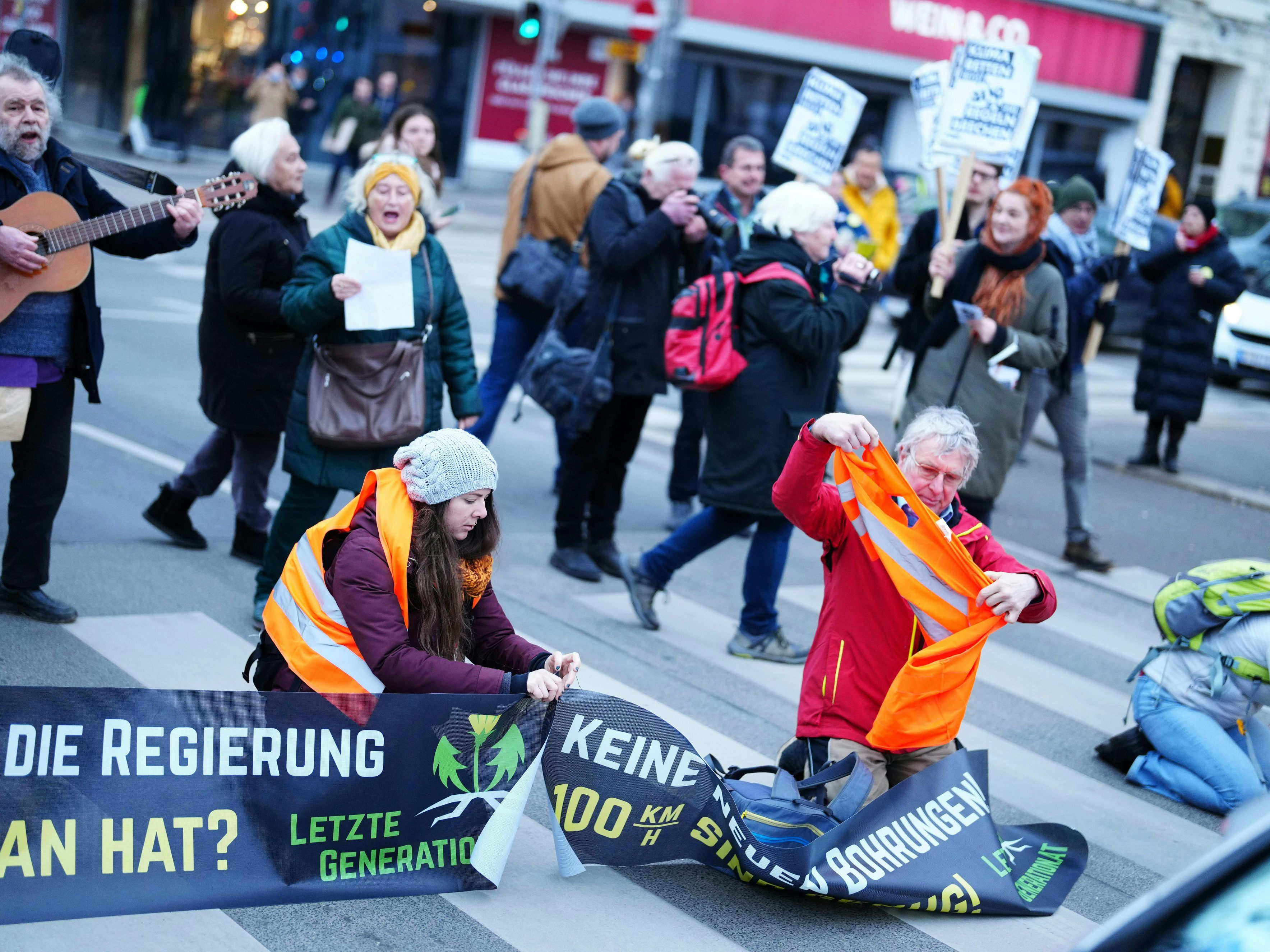 Klima-Aktivisten am Montagmorgen in Wien.