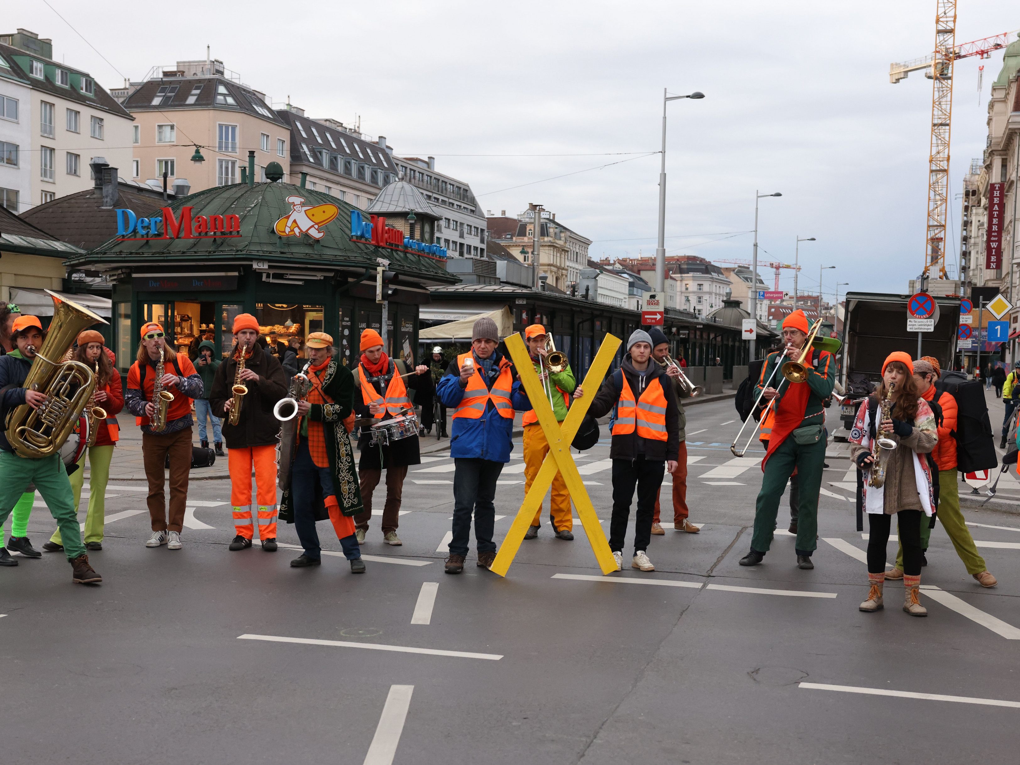 Aktivisten der "Letzten Generation" demonstrieren am Wiener Naschmarkt.