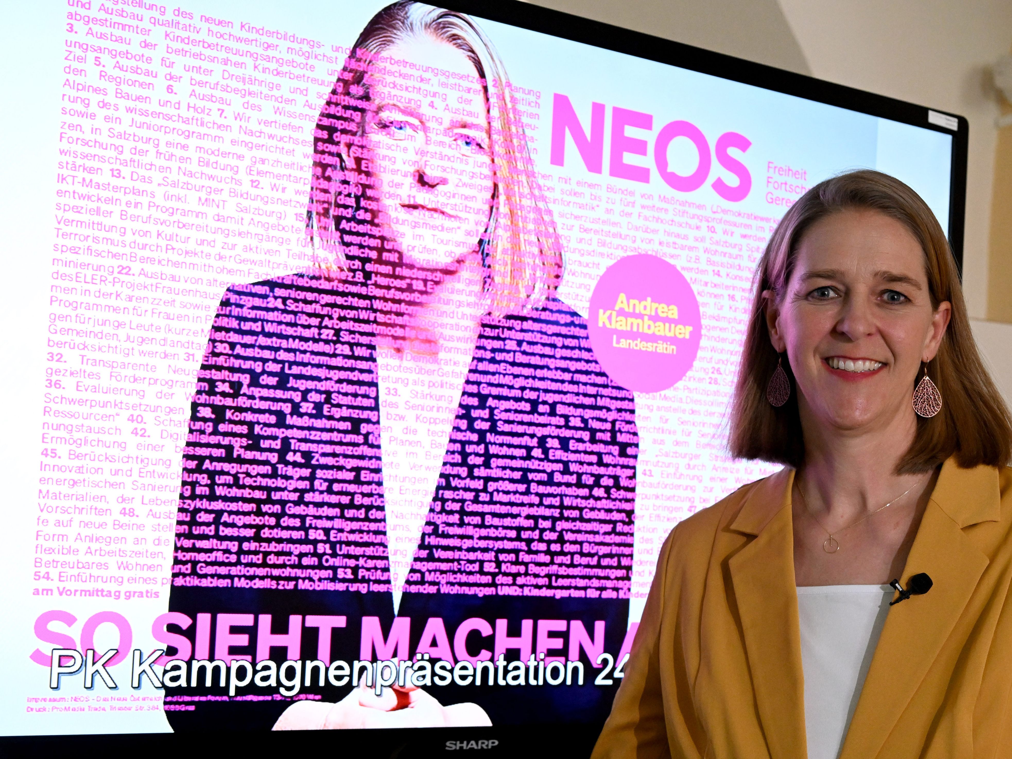 Die NEOS präsentierten am Freitag ihre Wahlplakate für die Salzburger Landtagswahl 2023.