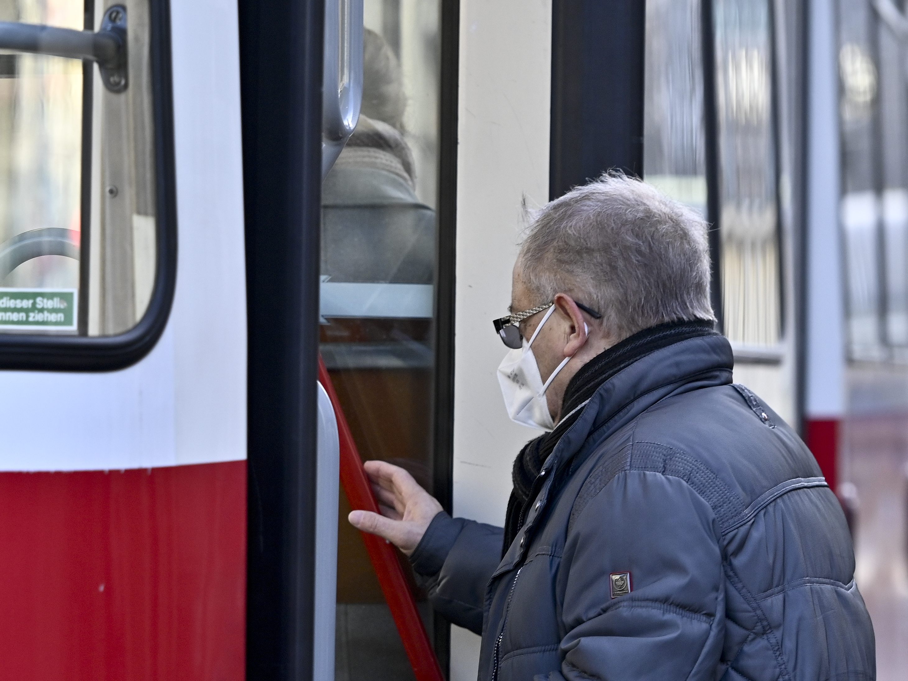 Ab Mär öffnen die vorderen Bus- und Straßenbahn-Türen der Wiener Linien wieder für Fahrgäste.