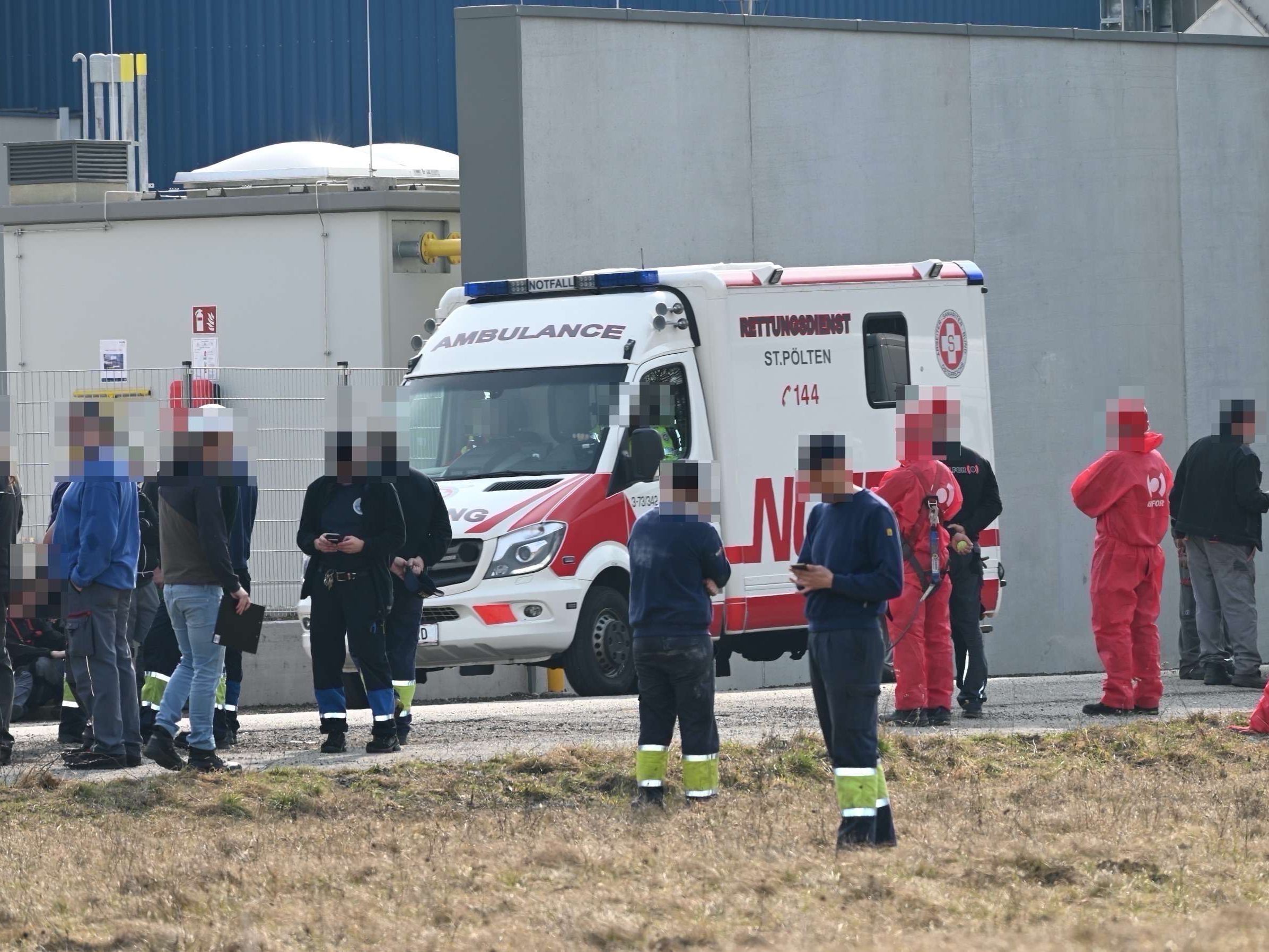 Großeinsatz von Feuerwehr und Rettung nach tödlicher Verpuffung in St. Pölten.