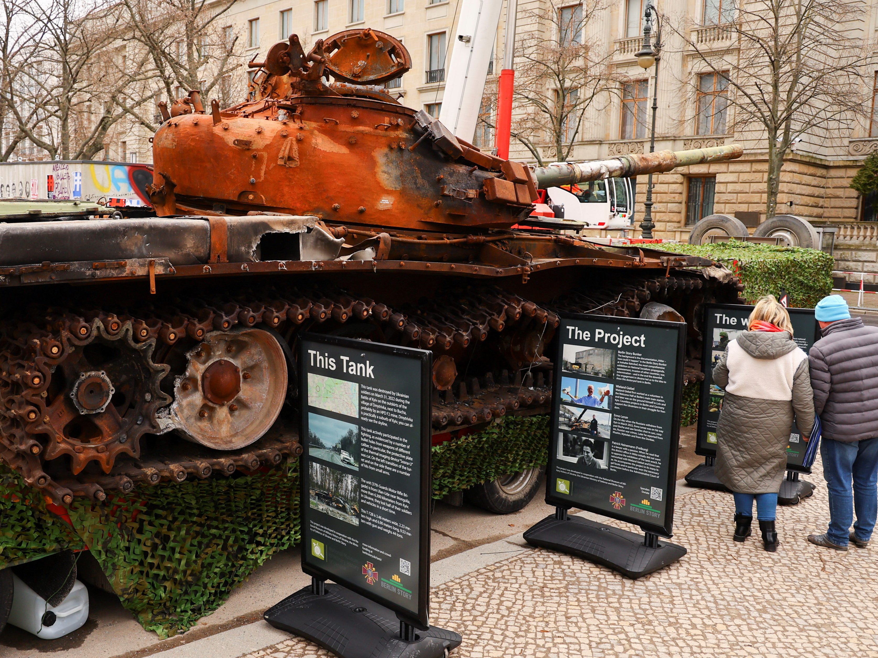 Das Panzer-Wrack vor der russichen Botschaft in Berlin ist eine Protestaktion gegen den Ukraine-Krieg.