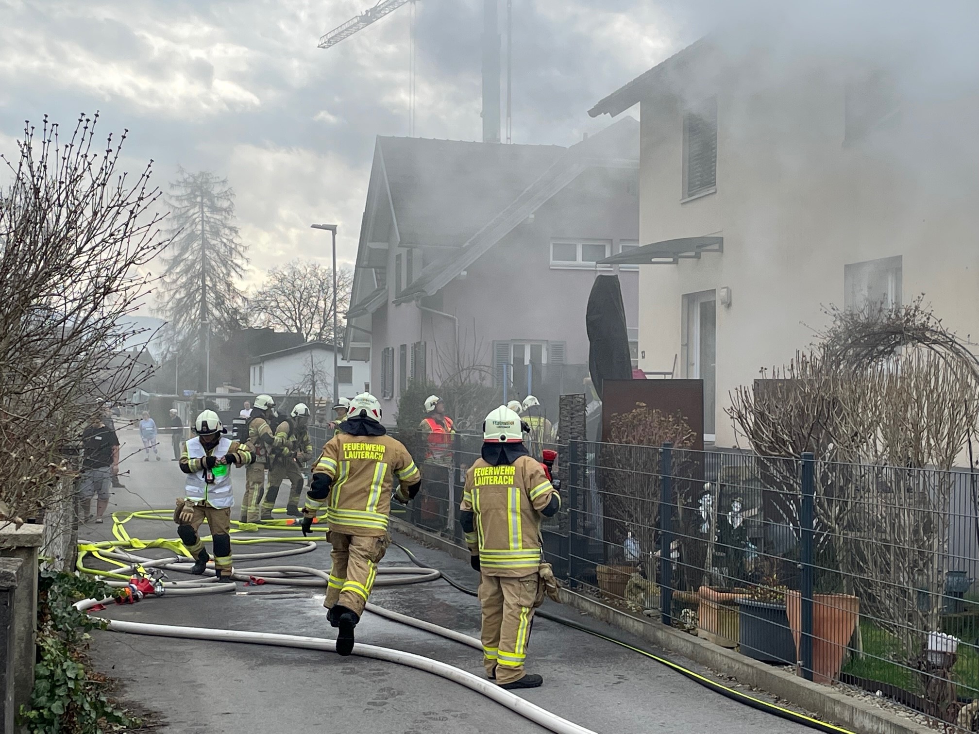 Alleine die Feuerwehr war mit knapp 80 Einsatzkräften vor Ort.