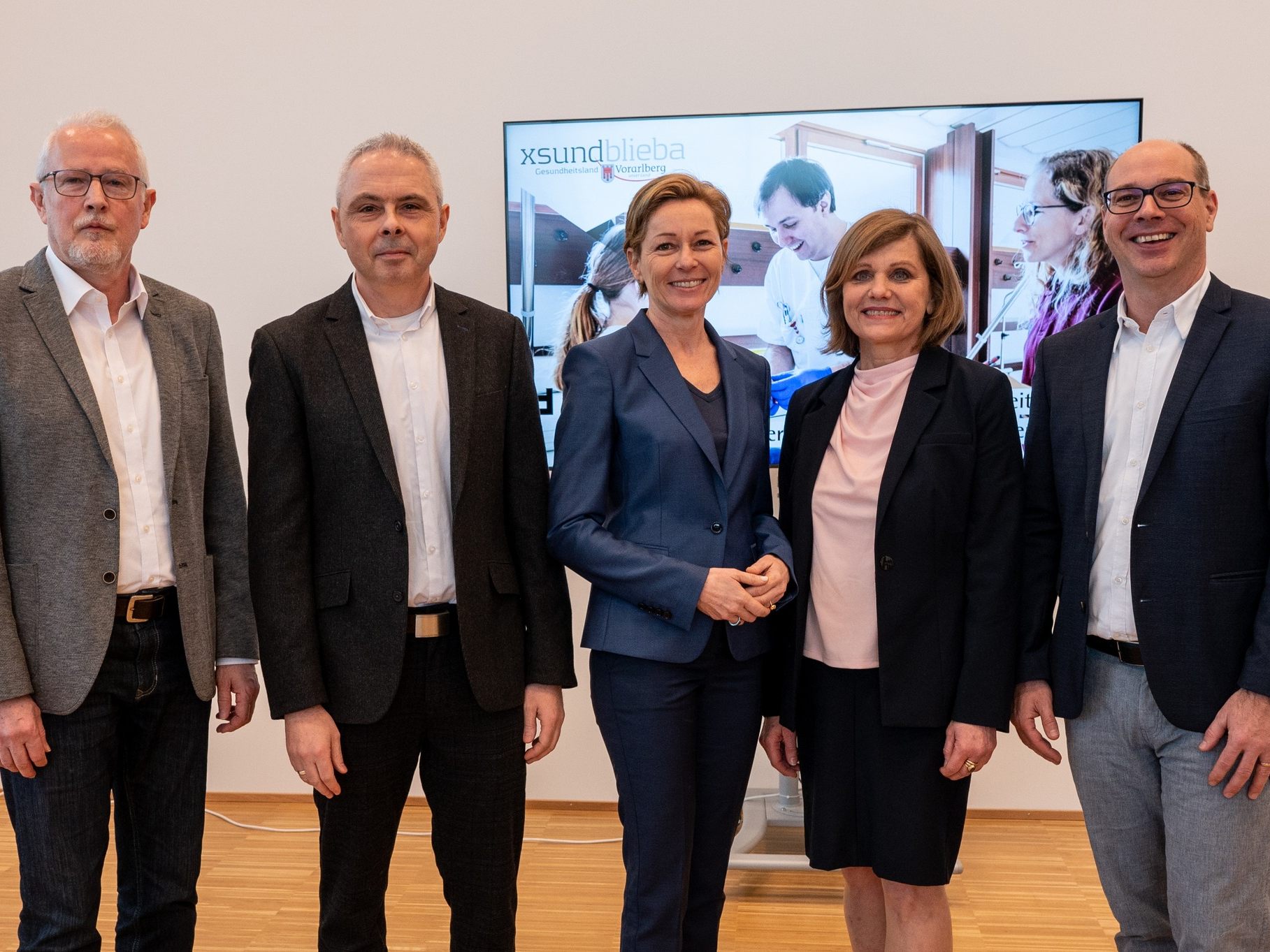 Fachbereichsleiter Michael Himmer, Student Bruno Masetti, LR Martina Rüscher, Statthalterin Barbara Schöbi-Fink und Stefan Fitz-Rankl (GF FHV).