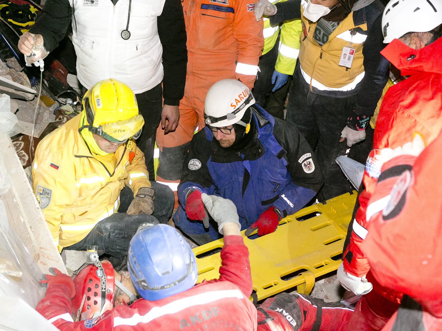 Die Retter aus Vorarlberg bergen die 15-Jährige aus den Trümmern.