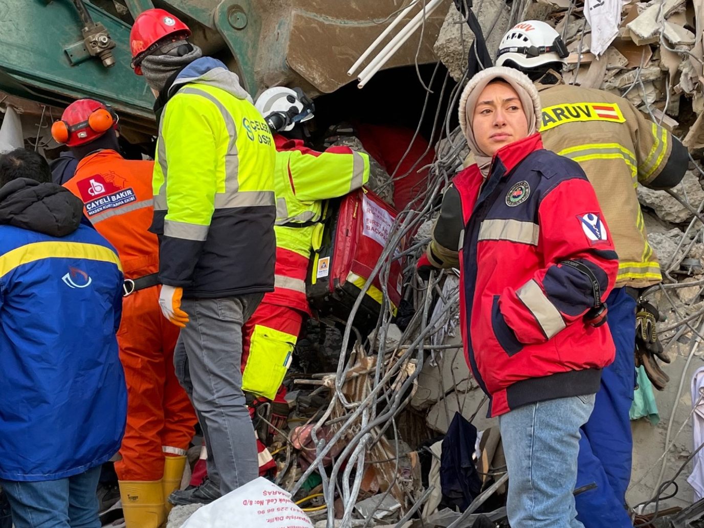 Rettungsarbeiten an dem eingestürzten achtstöckigen Gebäude in Kahramanmaras.