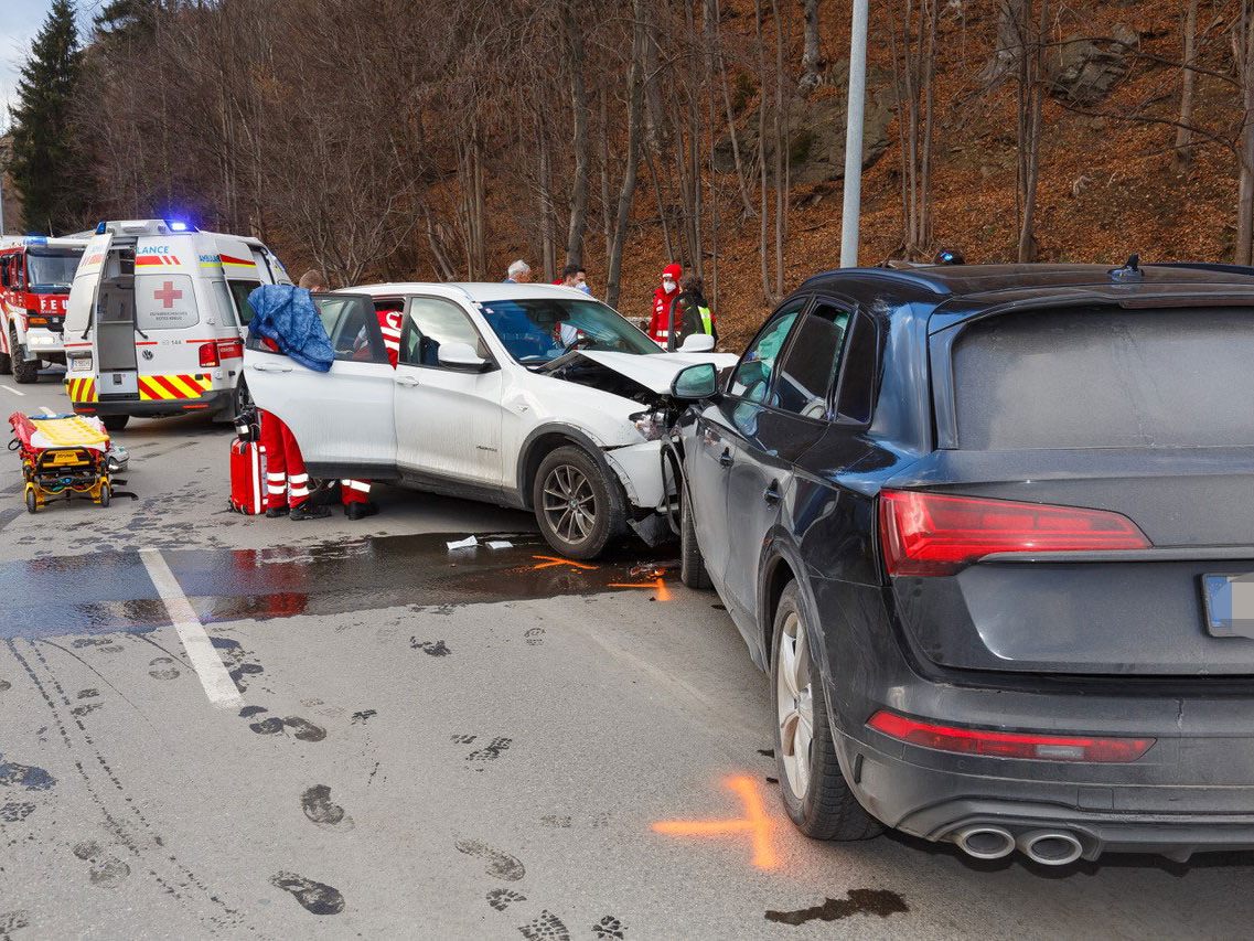 Eine Frau wurde leicht verletzt.