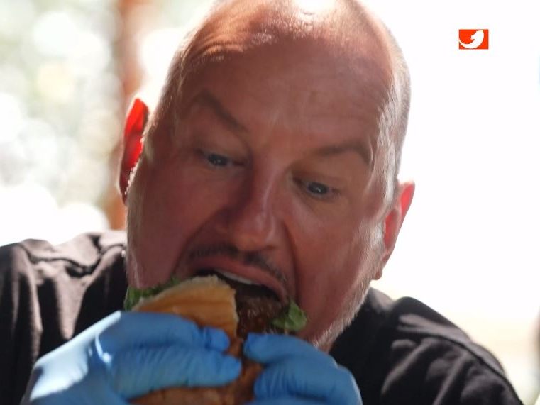 Rosin isst den schärfsten Burger der Welt.