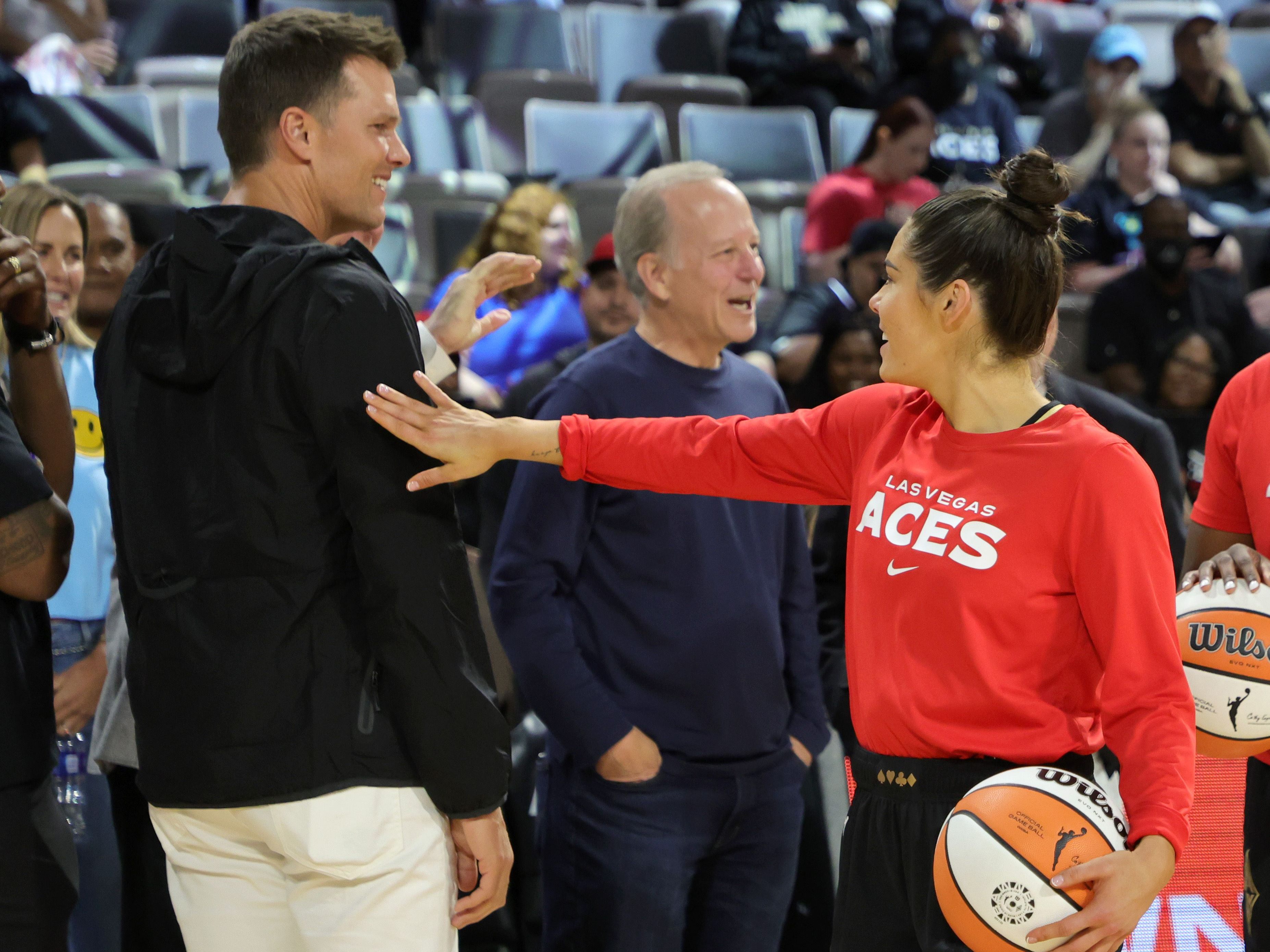 Tom Brady (l.) bei einem Spiel "seiner" Mannschaft Las Vegas Aces.