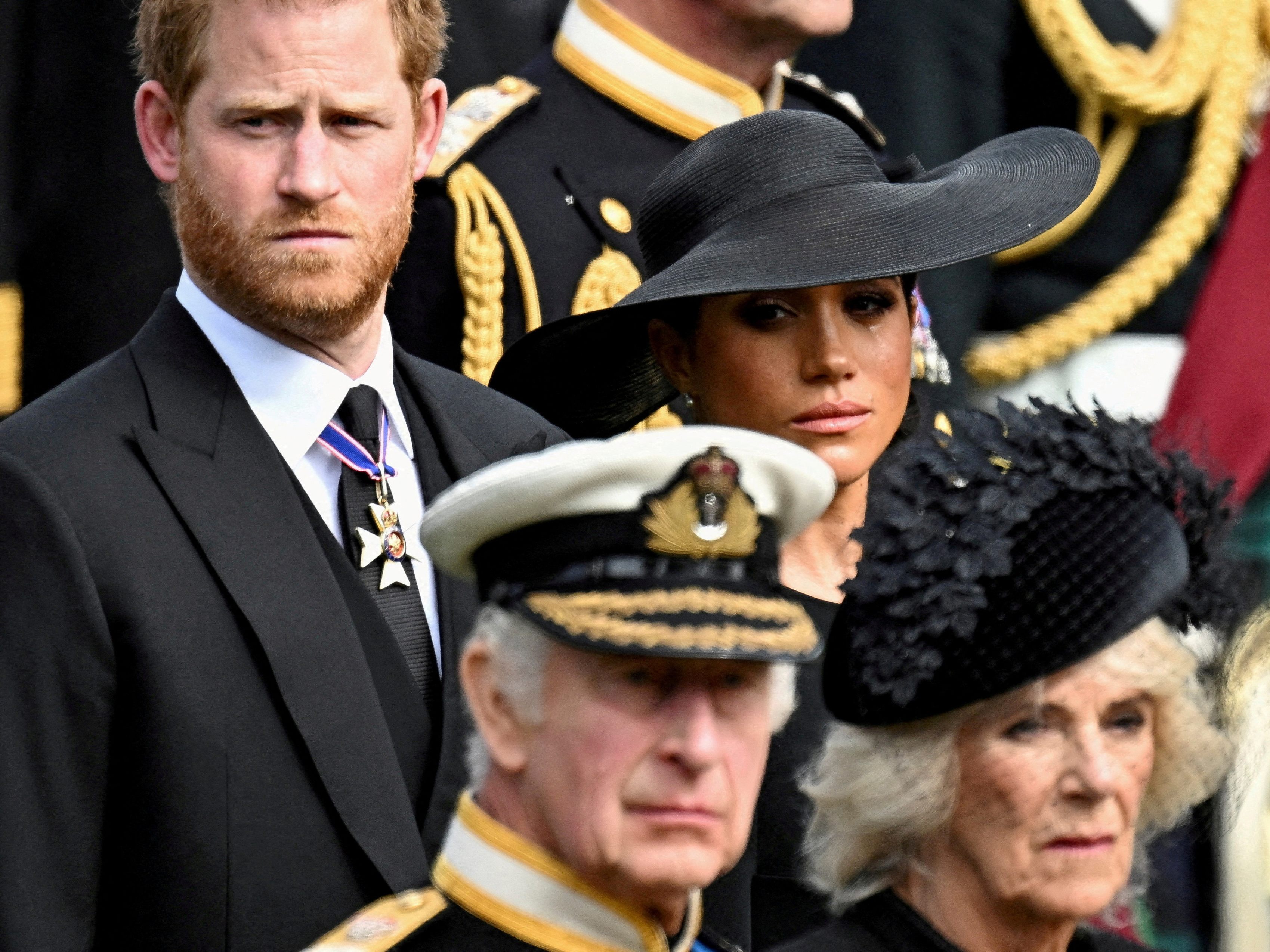 Harry und Meghan (oben) sind bei Charles und Camilla nicht mehr allzu willkommen.