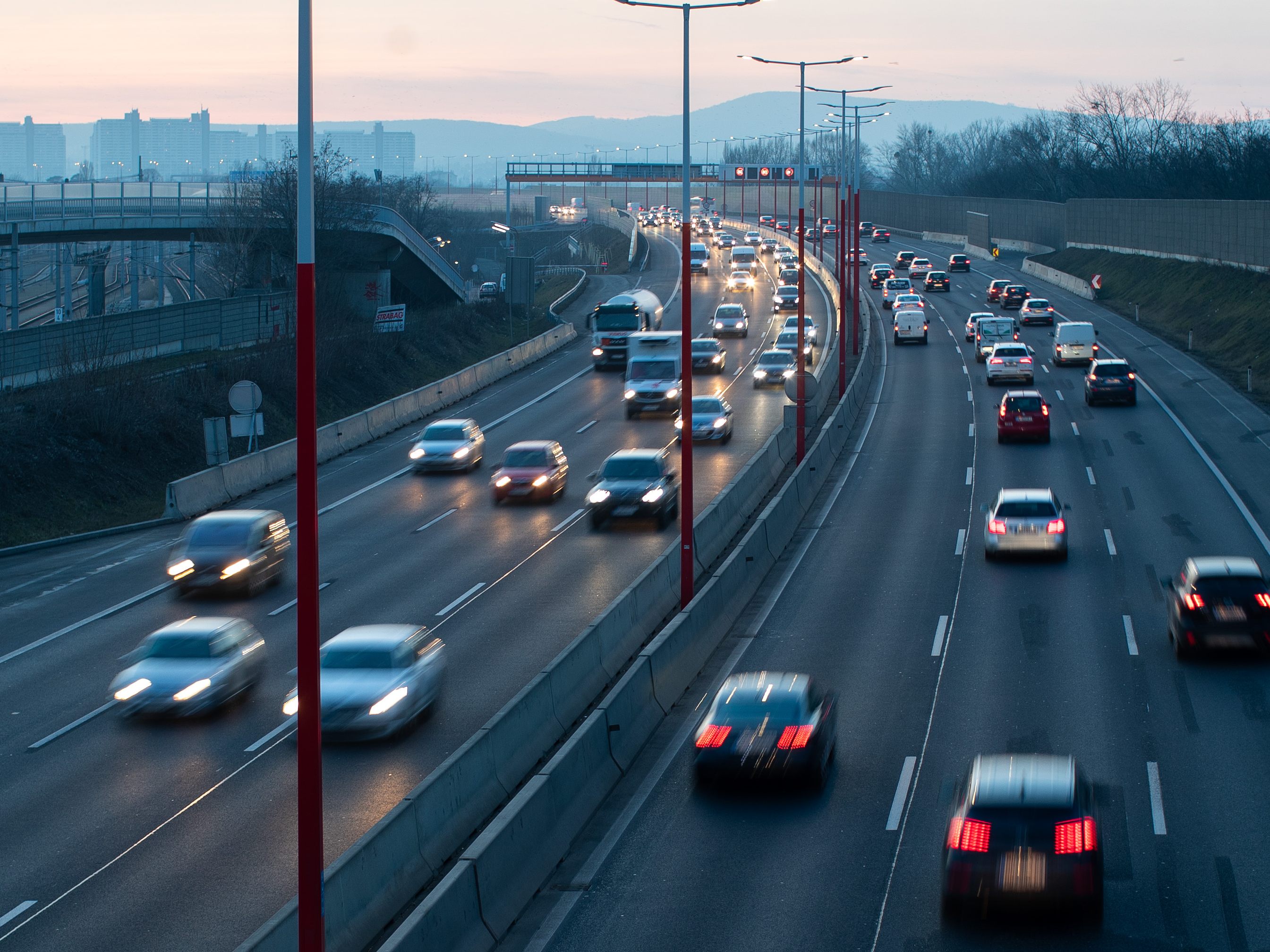 Frauen verhalten sich sicherer im Straßenverkehr.