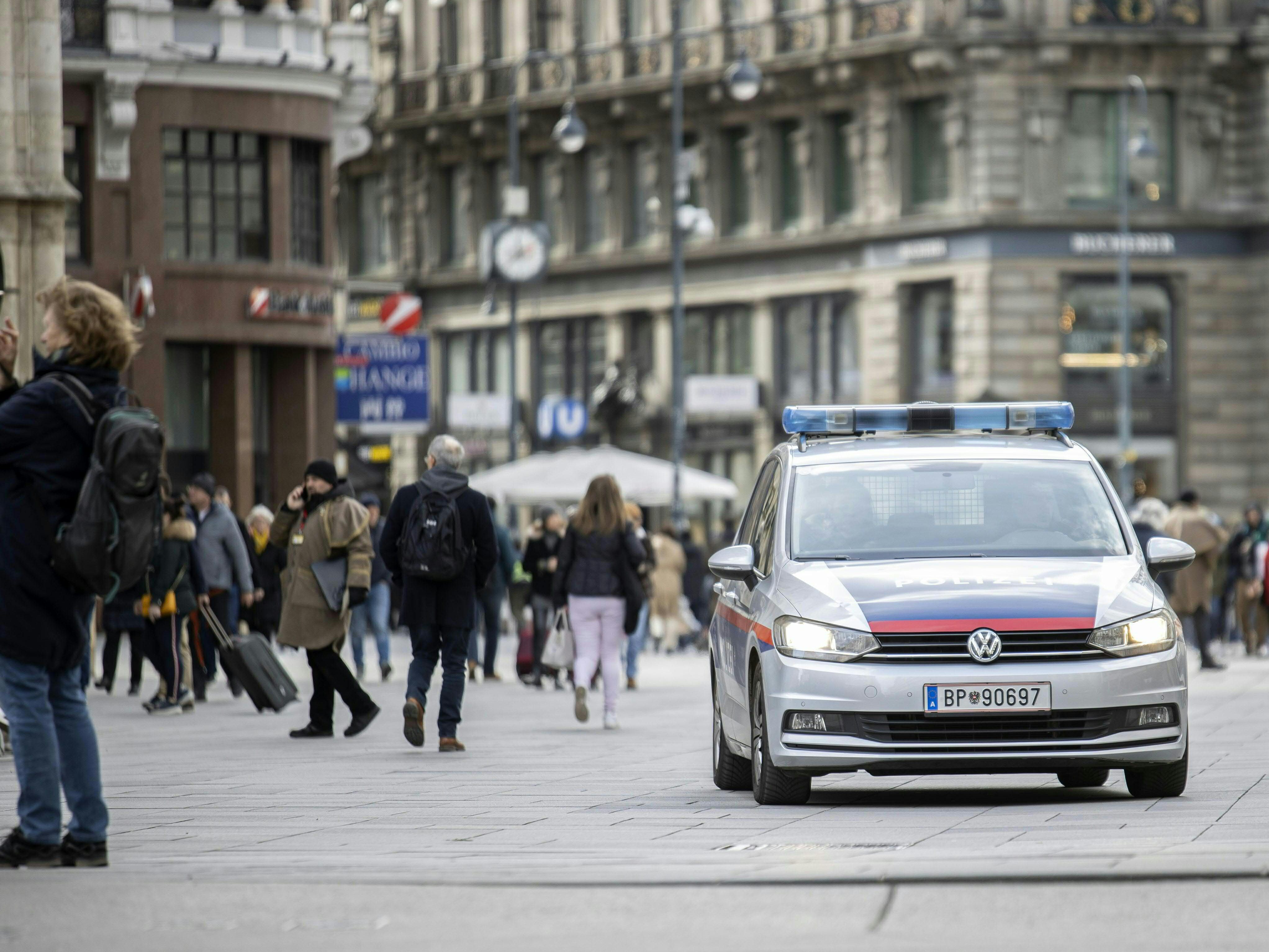 Ein Polizeiauto am Mittwoch in der Wiener Innenstadt.