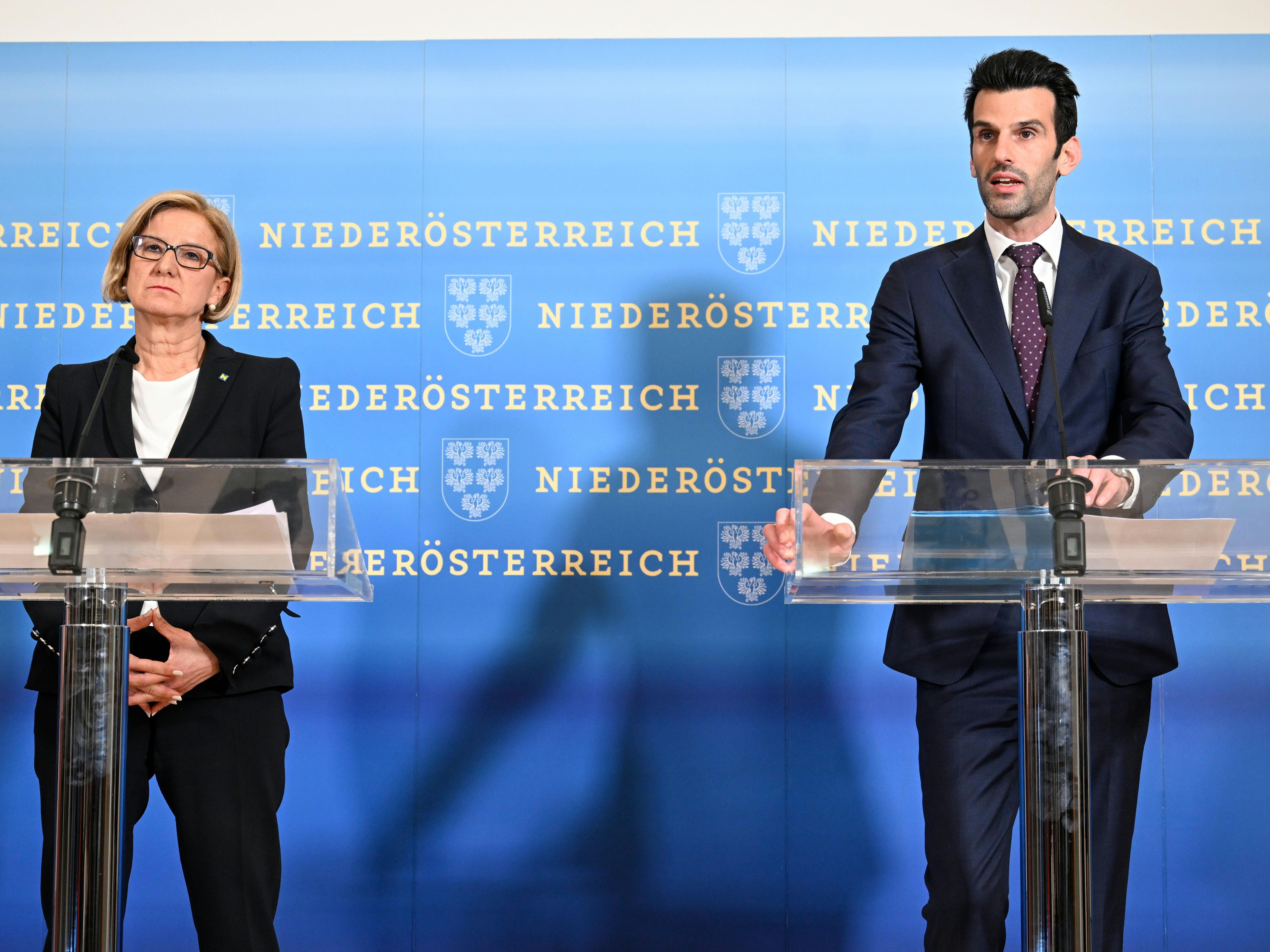 Niederösterreichs Landeshauptfrau Mikl-Leitner neben FPÖ-Landesparteichef Landbauer.