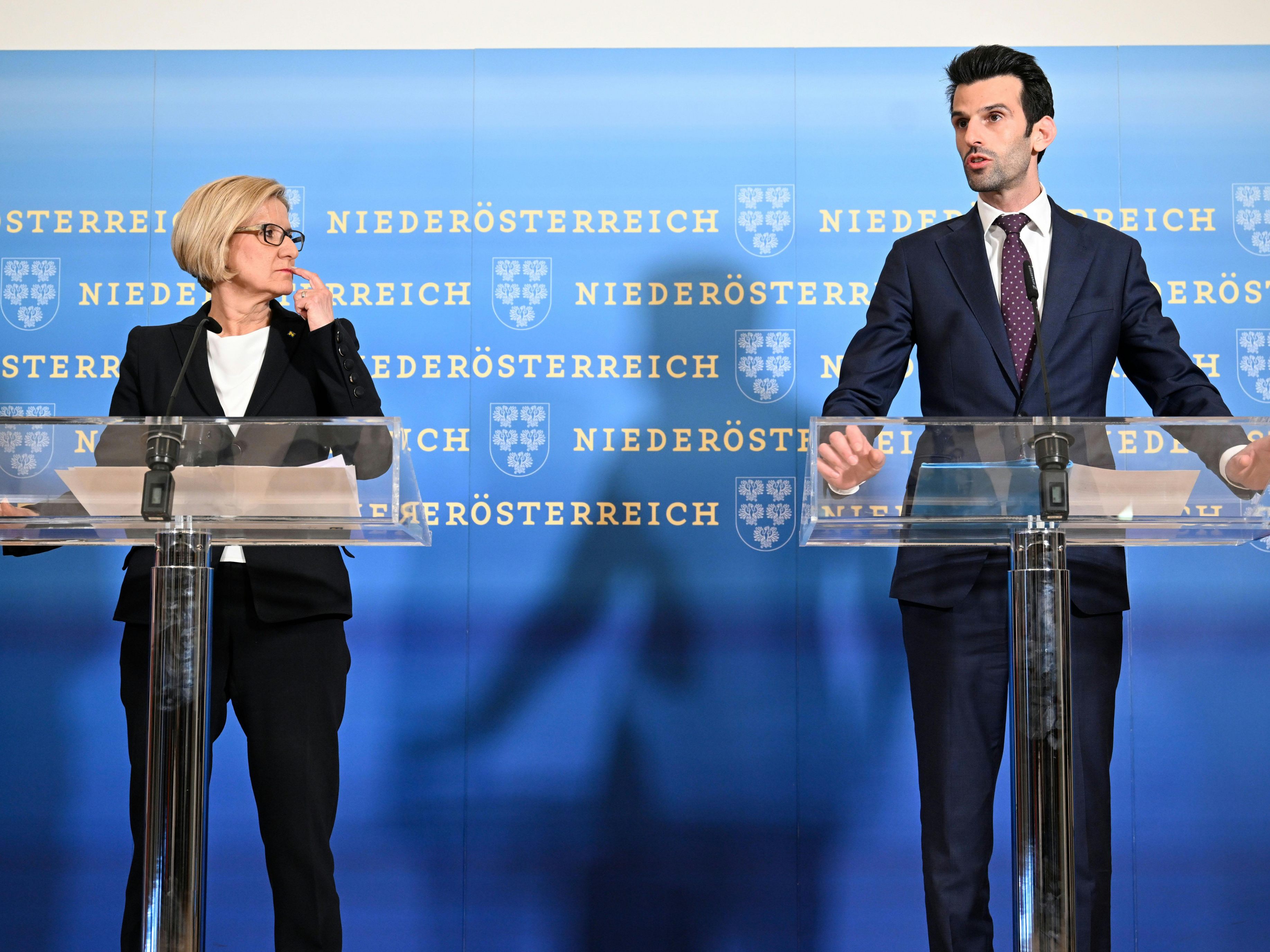 NÖ Landeshauptfrau Mikl-Leitner neben FPÖ-NÖ-Chef Udo Landbauer.