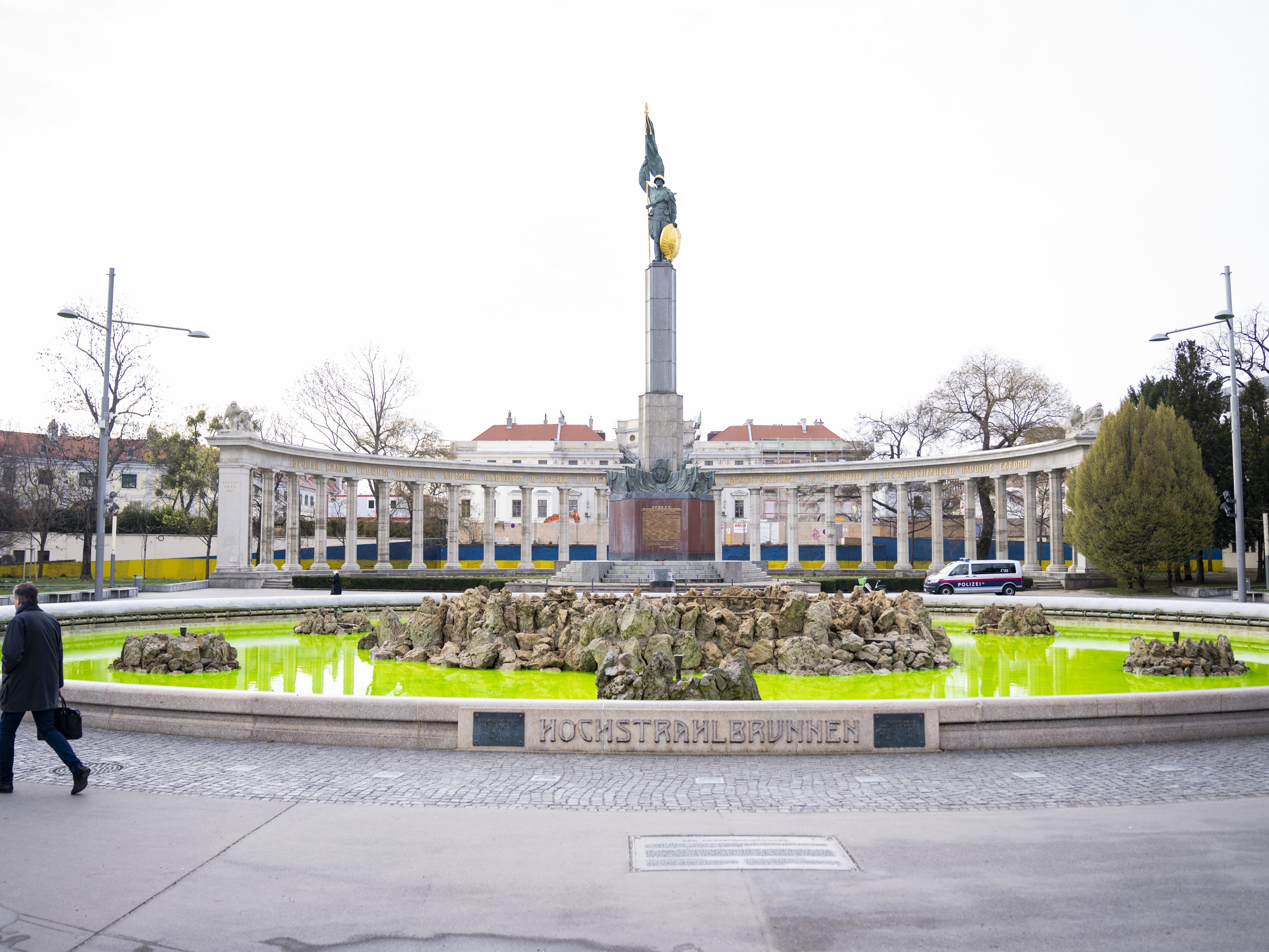 Klima-Aktivisten färbten nicht nur am Dienstag den Donaukanal grün, sondern auch das Wasser von sechs Brunnen in Wien.