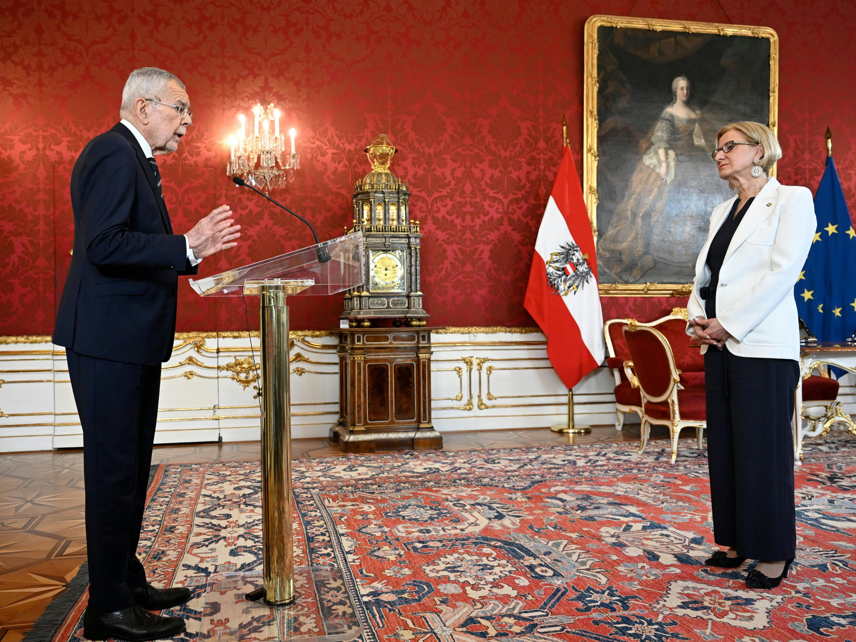 Van der Bellen hatte mahnende Worte für Mikl-Leitners bei der Angelobung.