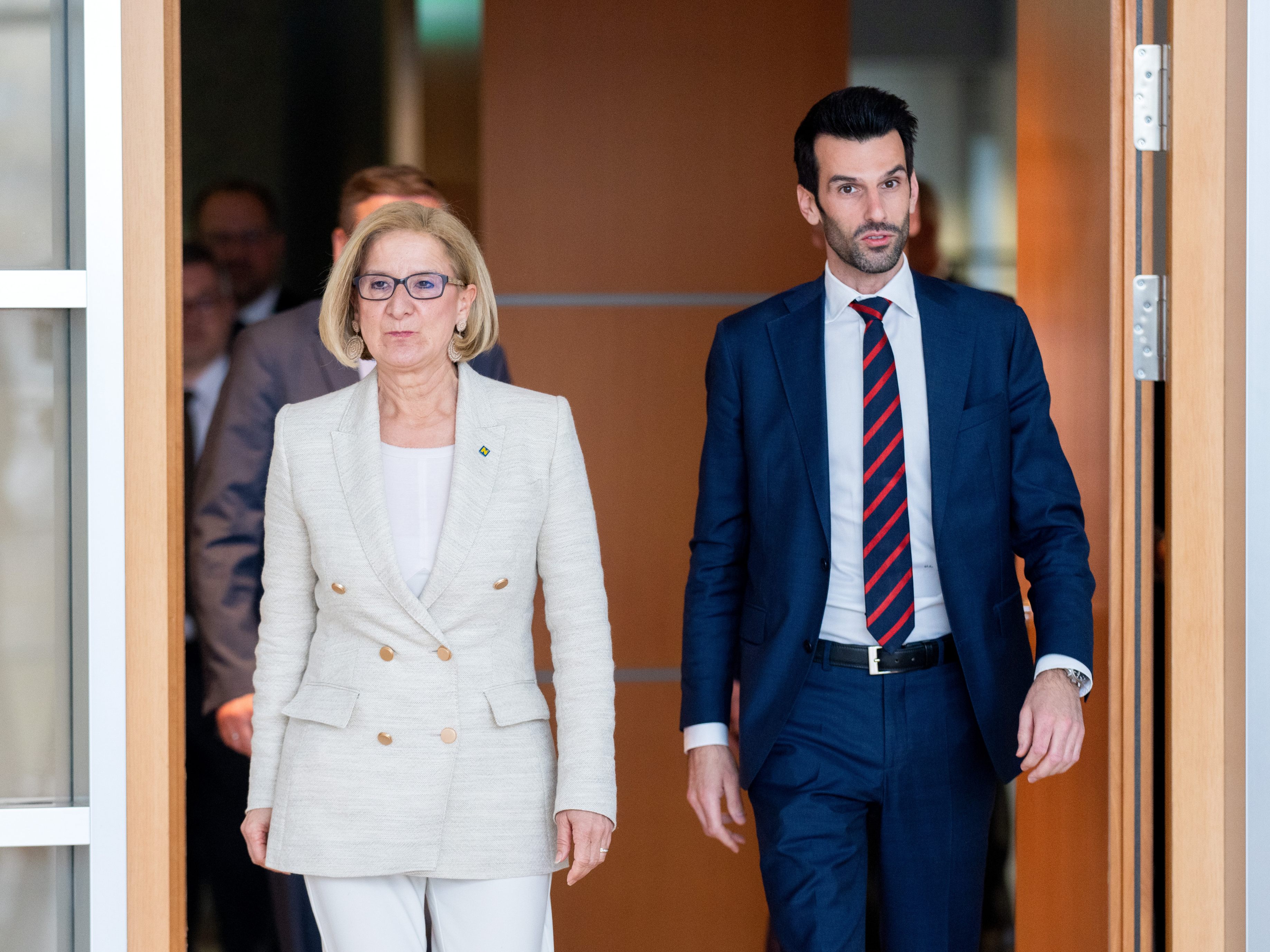 So sieht die Ressort-Aufteilung zwischen Landeshauptfrau Johanna Mikl-Leitner (ÖVP) und ihrem zukünftigen Stellvertreter Udo Landbauer (FPÖ) nach der Landtagswahl in NÖ aus.