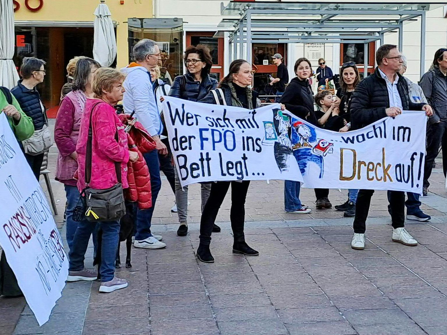 Buhrufe gab es für Schwarz-Blau bei einer Demo in St. Pölten.