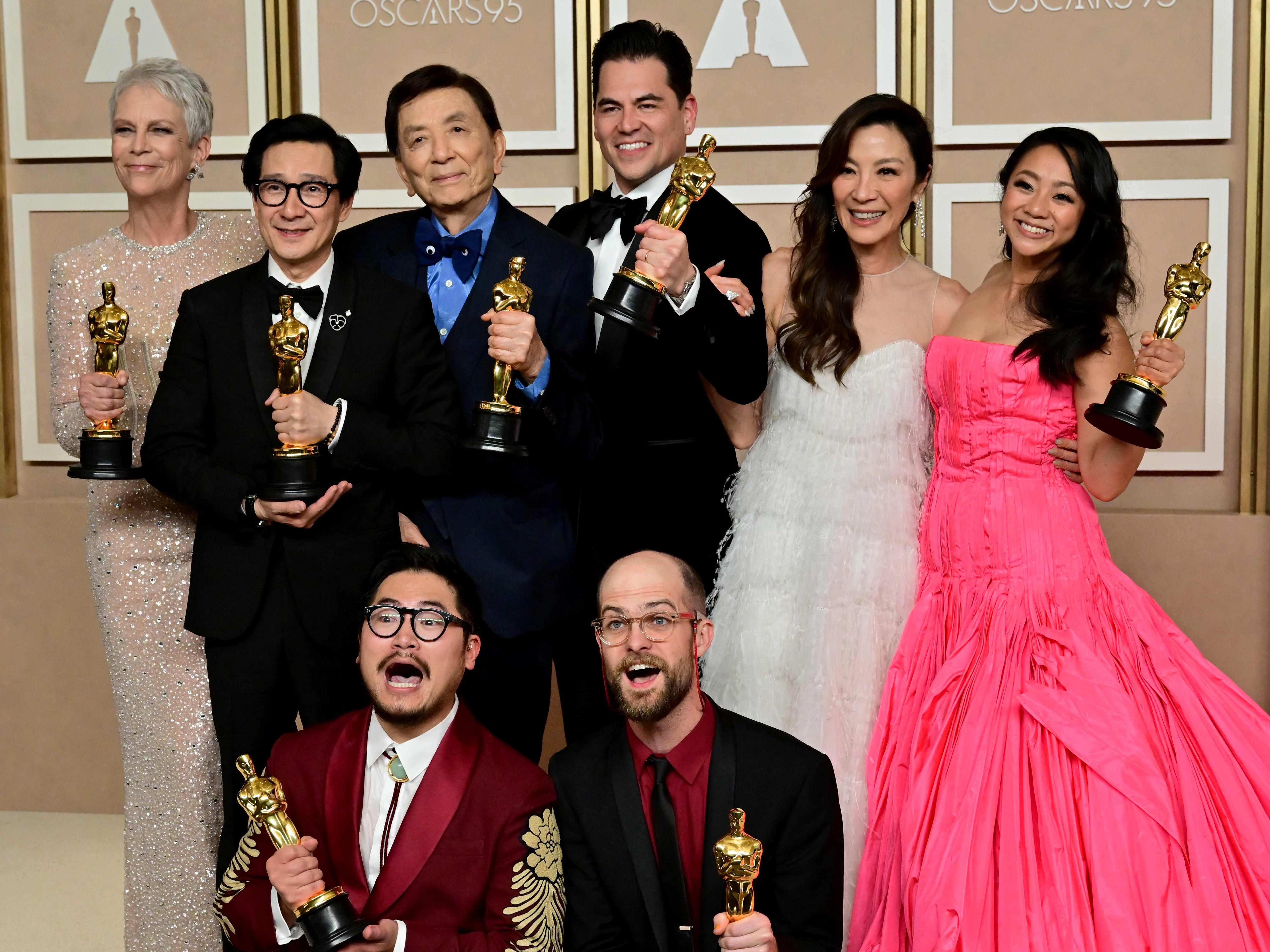 Die Indie-Sci-Fi-Komödie "Everything Everywhere All at Once" ist der große Gewinner der 95. Oscars.