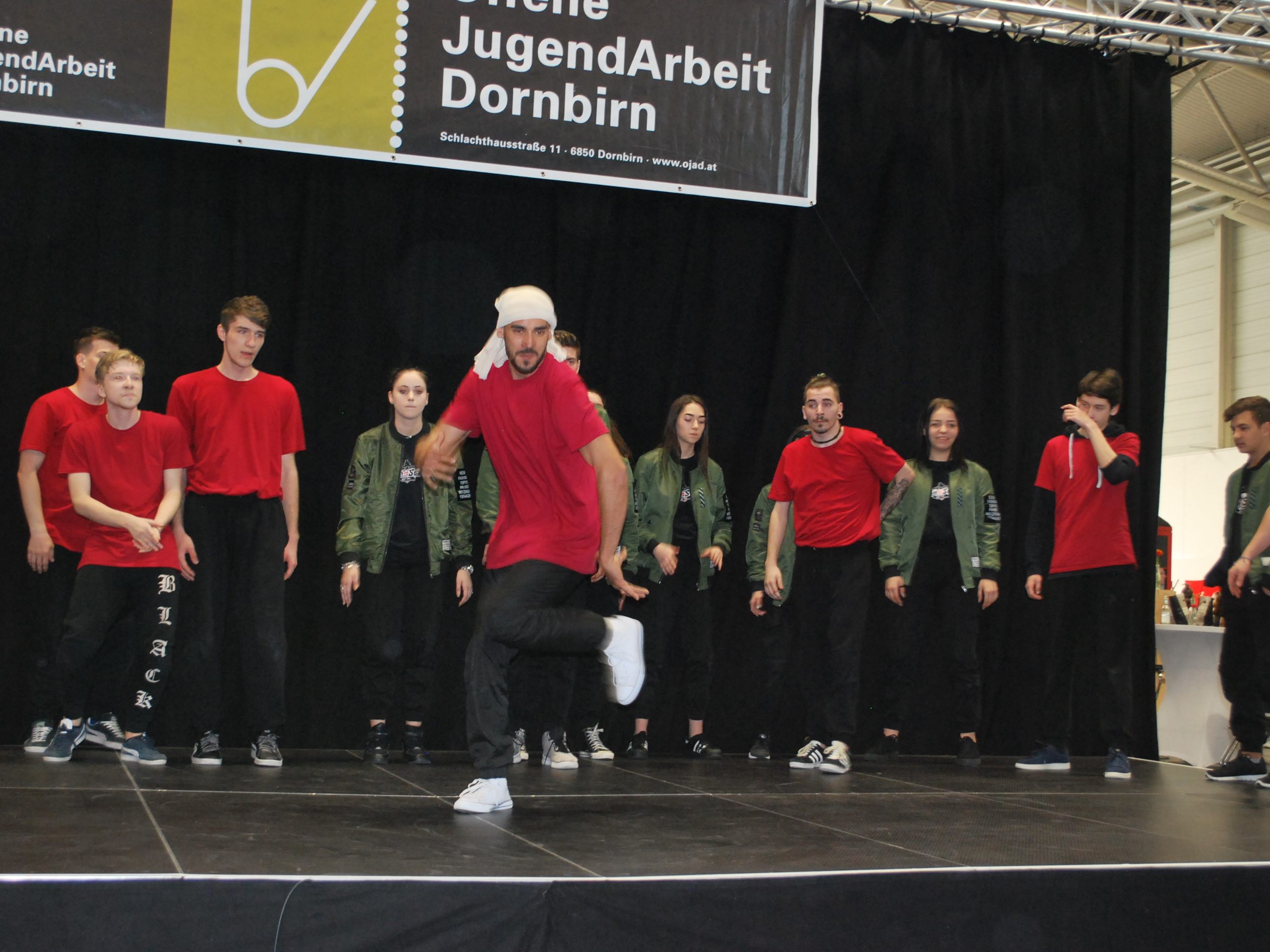Tänzerinnen und Tänzer aus Rumänien werden auch diesmal auf der SCHAU Bühne in der Jungen Halle begeistern.