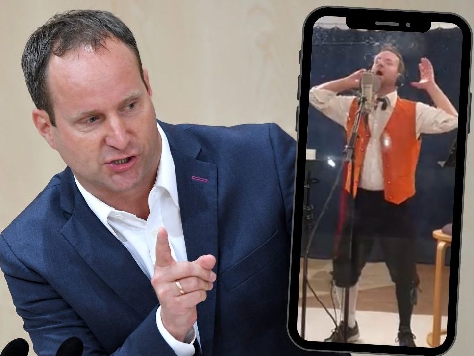 Ein neuer kurioser Post des NEOS-Gründers sorgt für so manches Schmunzeln auf Twitter.