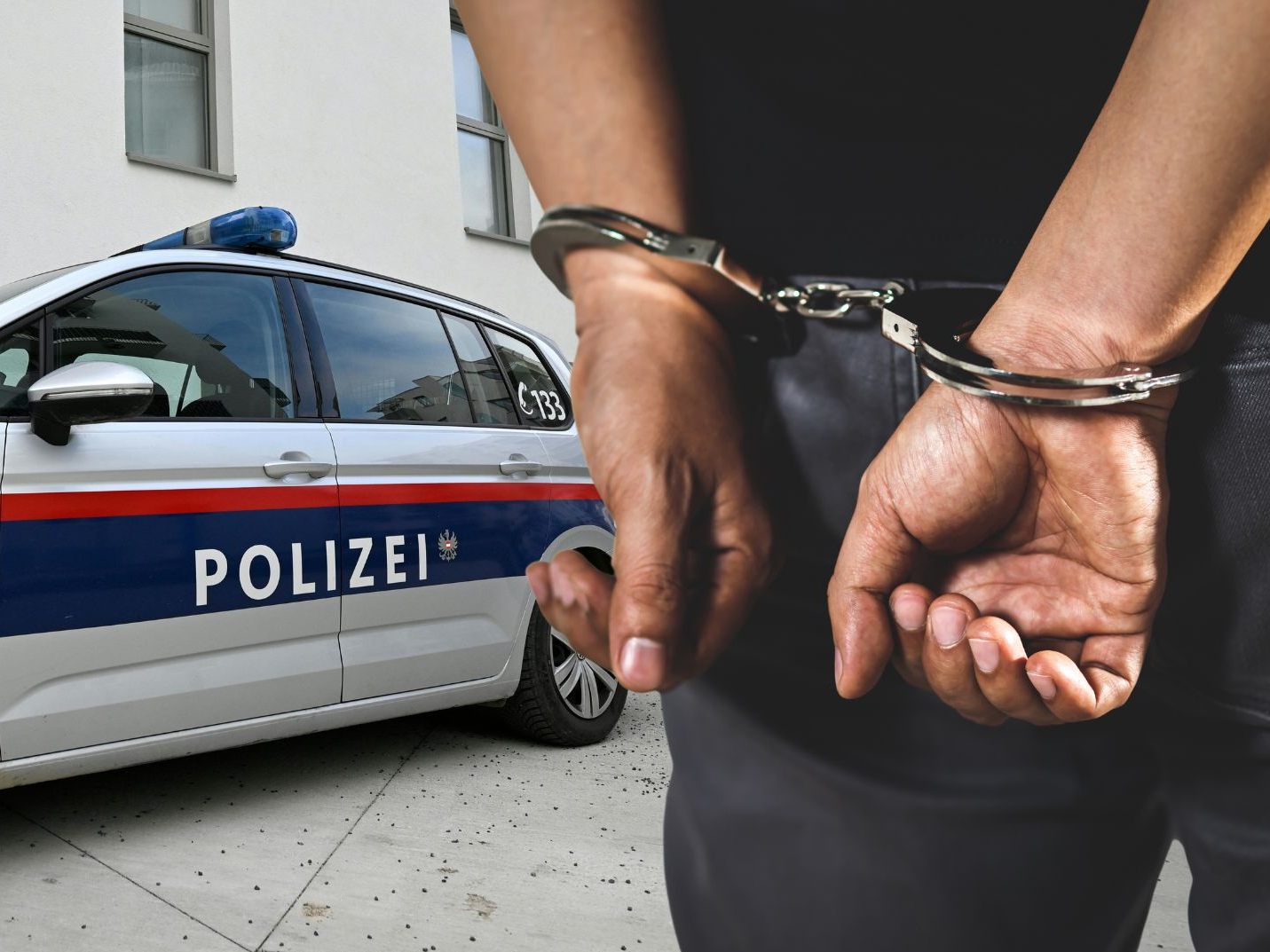 Ein 22-Jähriger soll in einer Wohnung in Erlaa am späten Dienstagabend seine 54-jährige Mutter mit einem Messer erstochen haben. Polizisten versuchten die Frau noch zu reanimieren, das Opfer erlag aber im Krankenhaus seinen schweren Verletzungen.