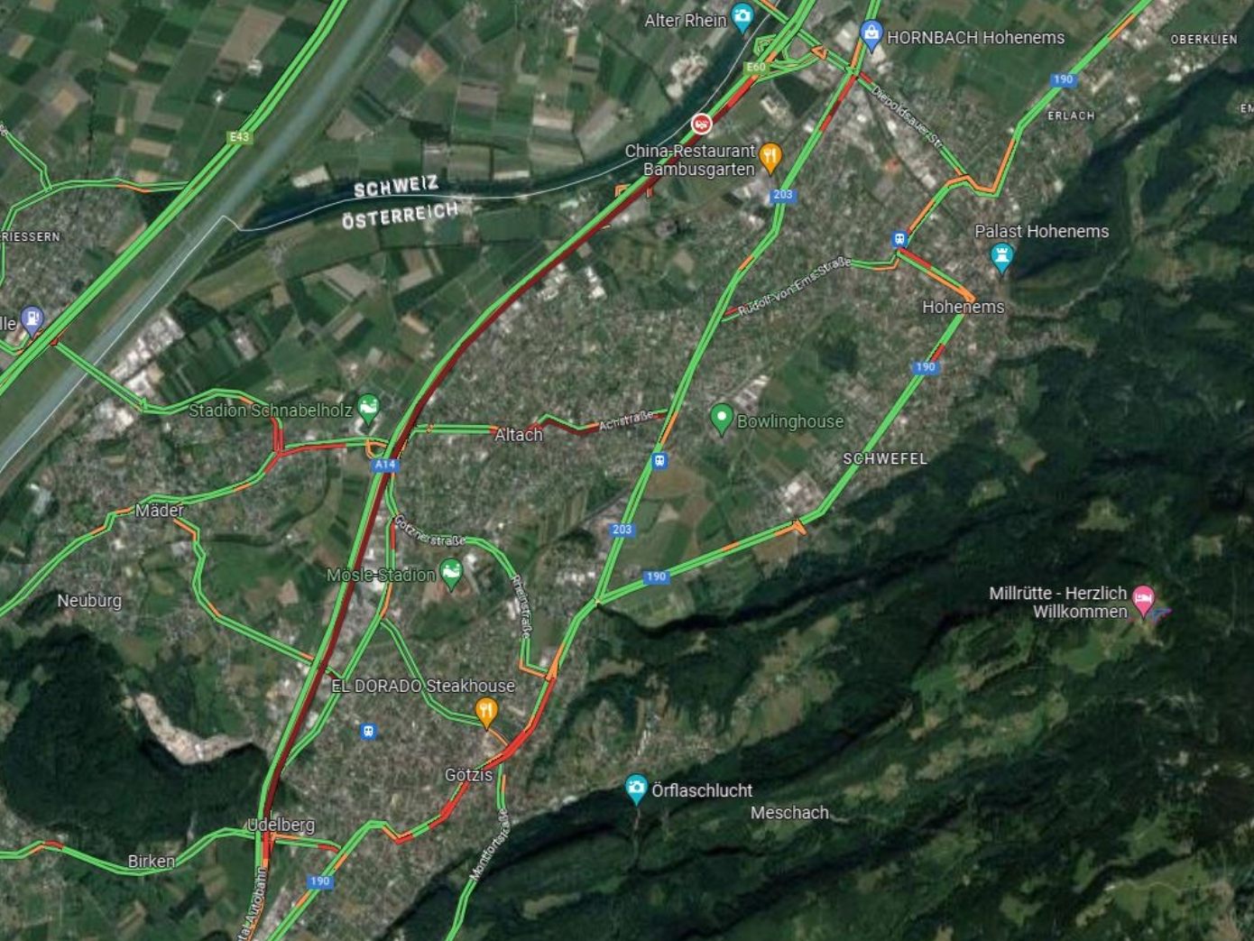 Der Stau reicht bis Götzis zurück - laut Google Maps kurz vor 18 Uhr.