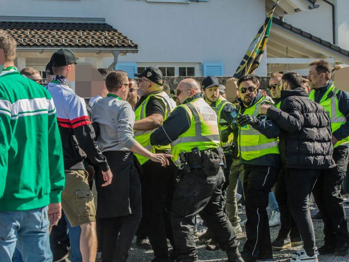 Es wurden fünf Sicherheitsleute verletzt.