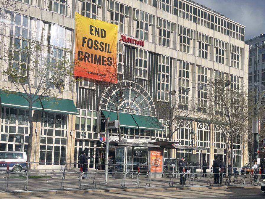 Am Konferenzort entrollten Greenpeace-Aktivisten ein Banner.