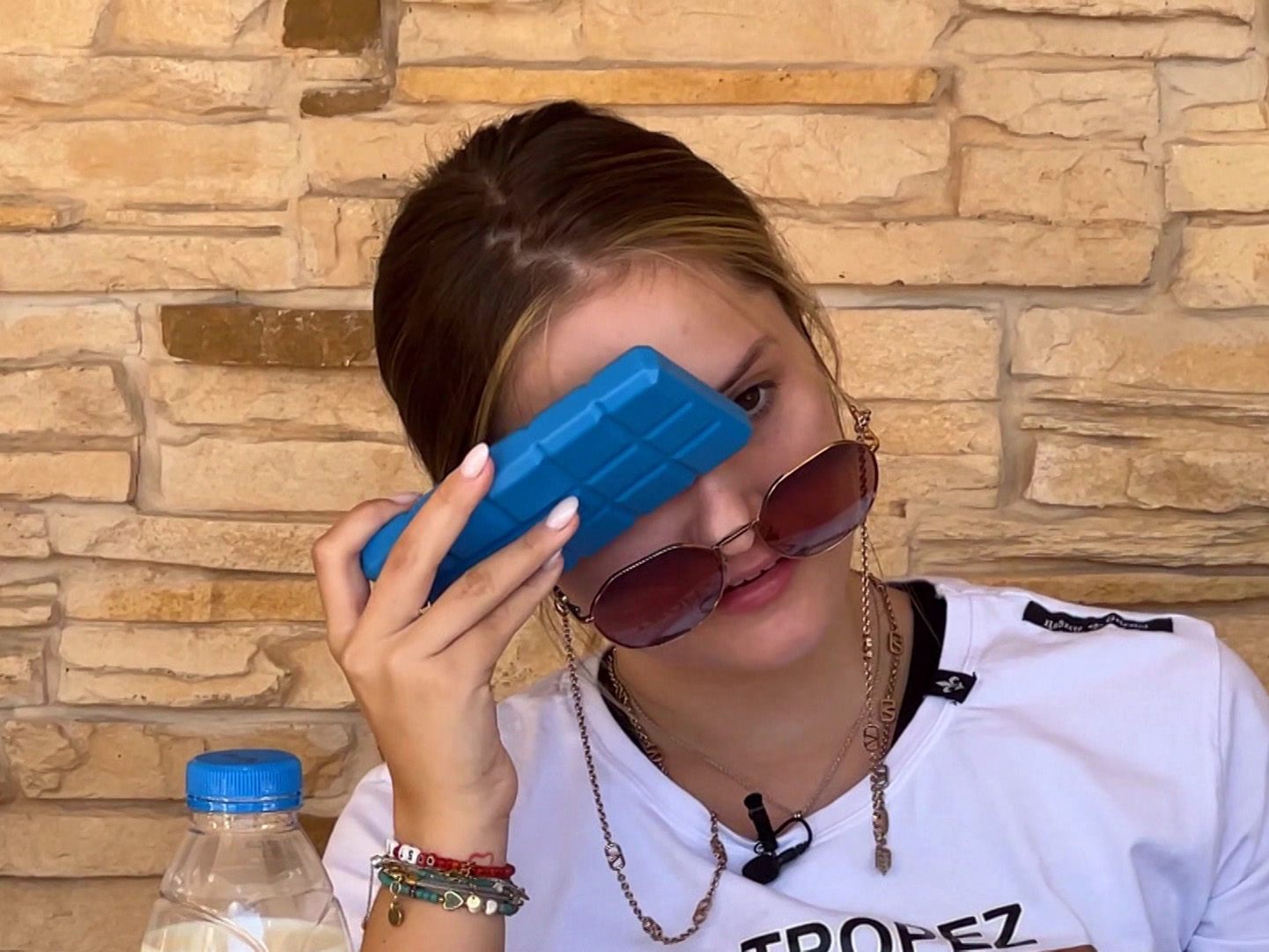 Davina hat Probleme mit ihrem Auge.