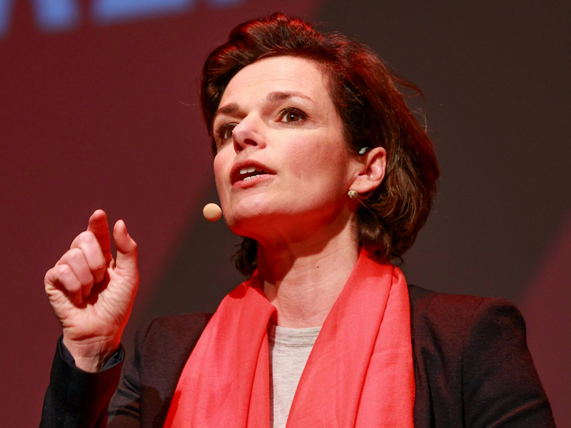 SPÖ-Parteivorsitzende Pamela Rendi-Wagner kritisiert die "magere" ÖVP-Präsenz bei der Selenskyj-Rede im Nationalrat.