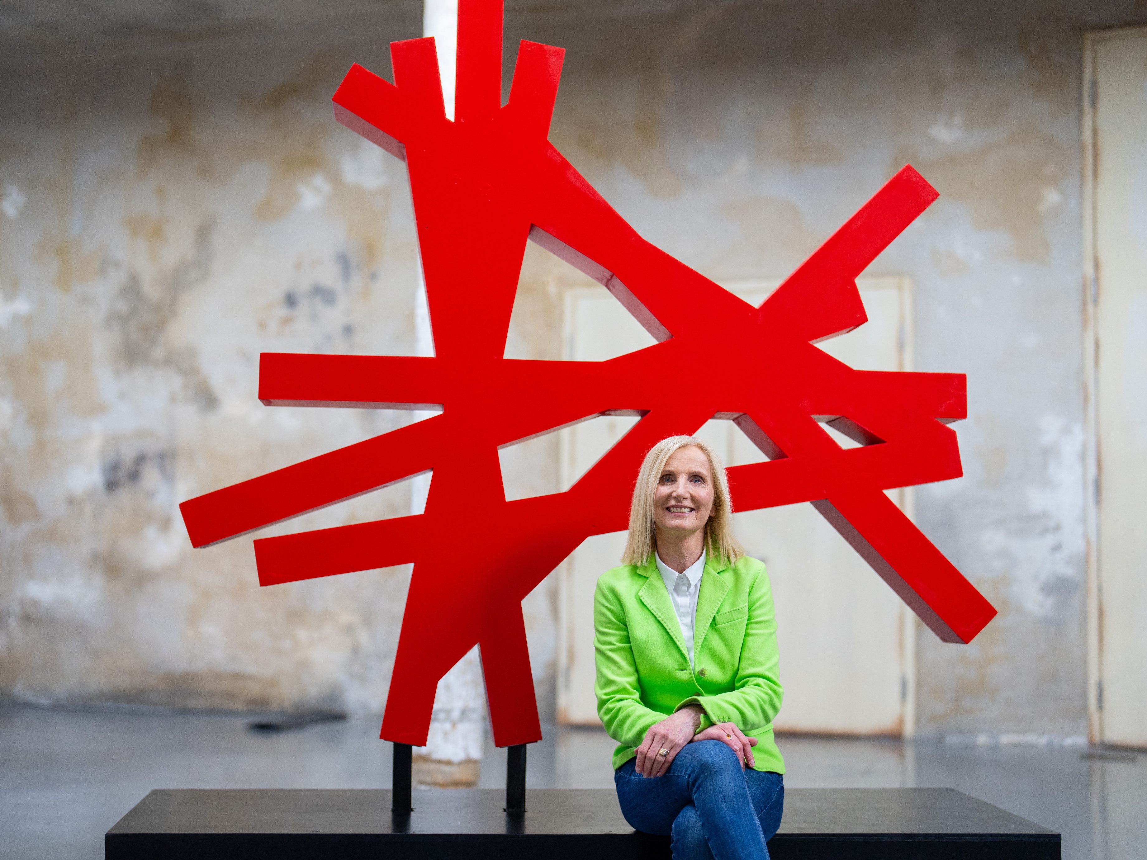 ÖSV-Präsidentin Roswitha Stadlober vor dem neuen Logo