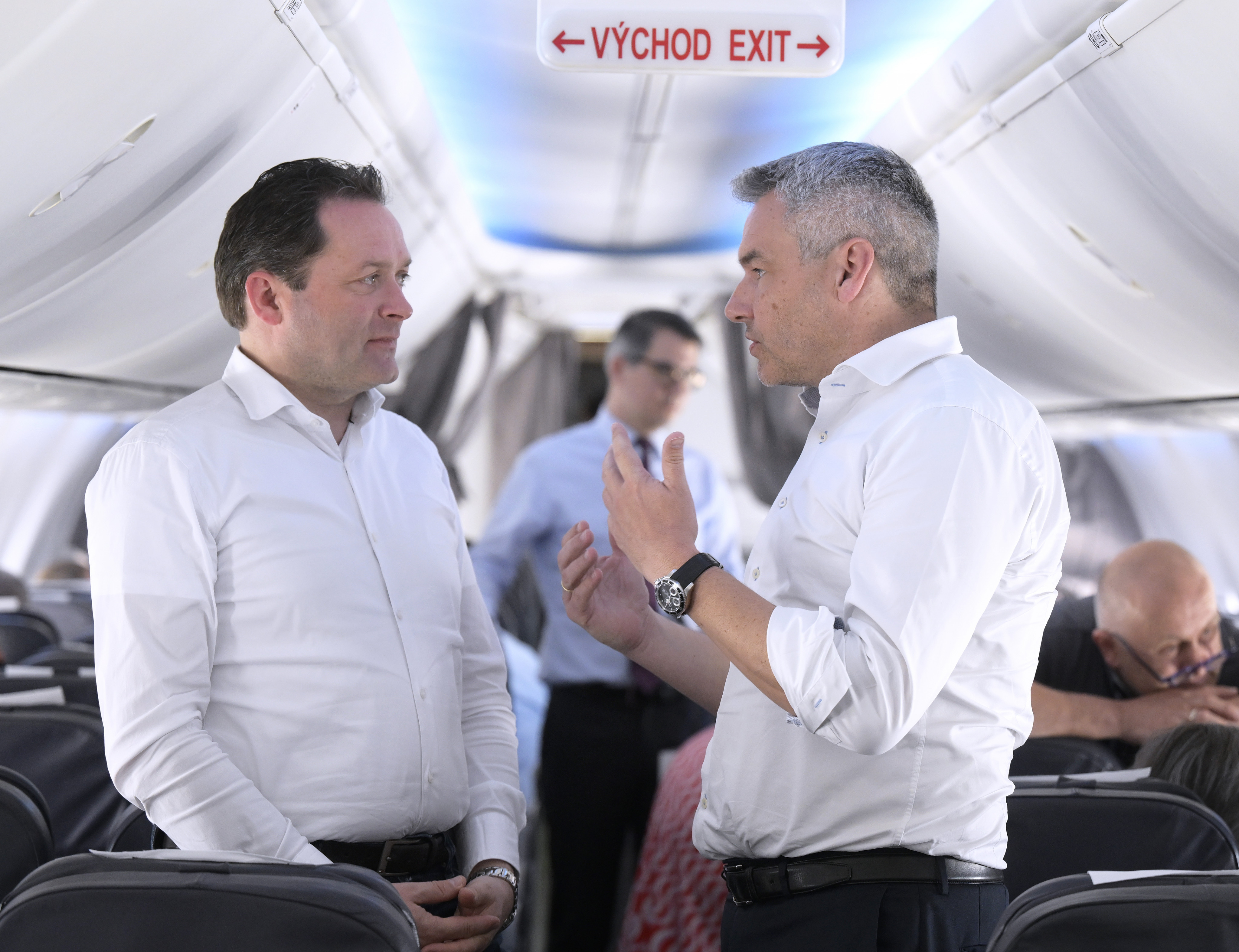 Bundeskanzler Nehammer und Landwirtschaftsminister Norbert Totschnig während des Fluges nach Luanda in Angola.