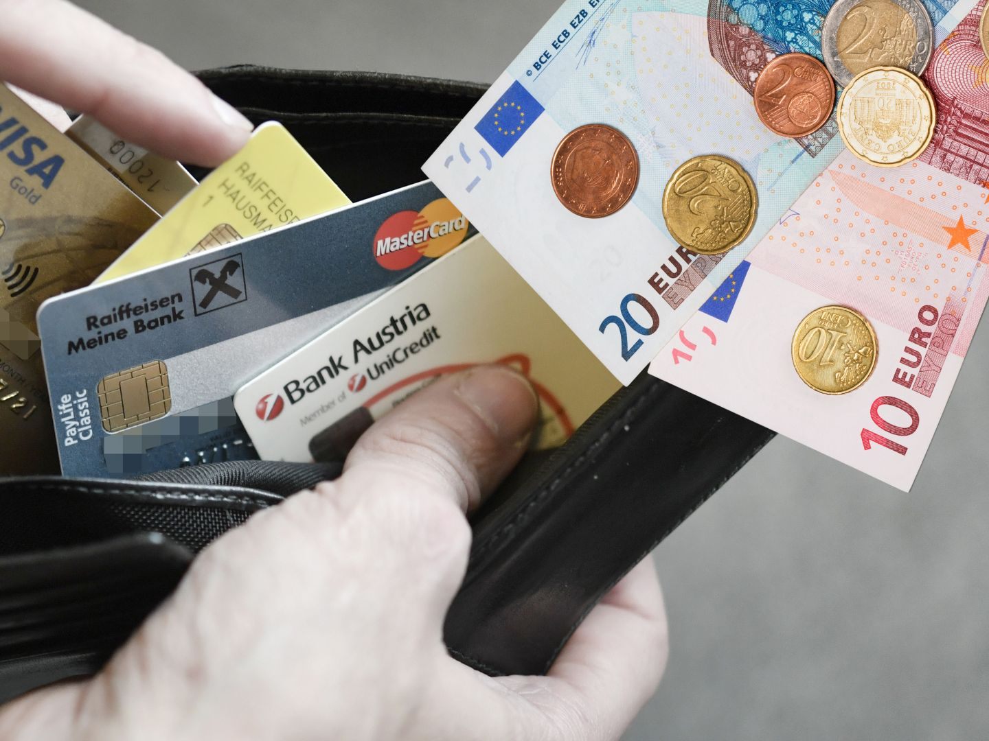 Die heimischen Banken heben ihre Gebühren deutlich an.