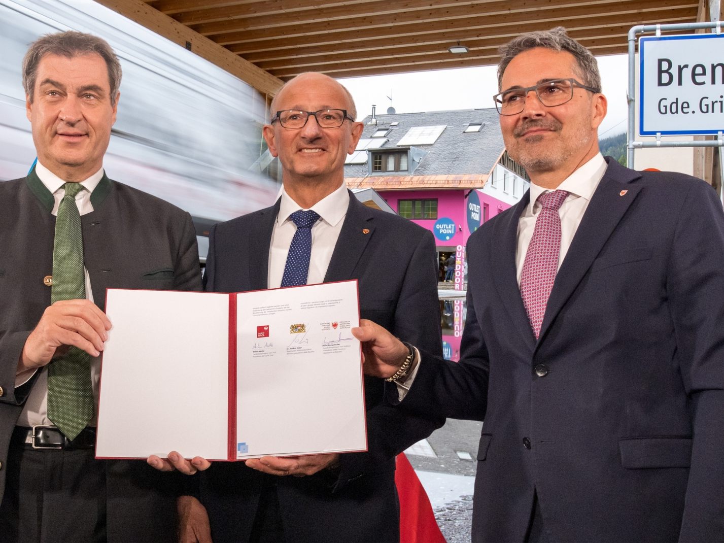 Ministerpräsident Markus Söder (Bayern), LH Anton Mattle (ÖVP), LH Arno Kompatscher (SVP) am 12. April 2023 in Kufstein.