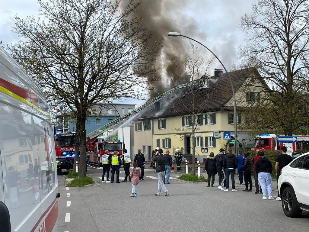 Fußgänger und Anwohner versammelten sich um das brennende Gebäude.