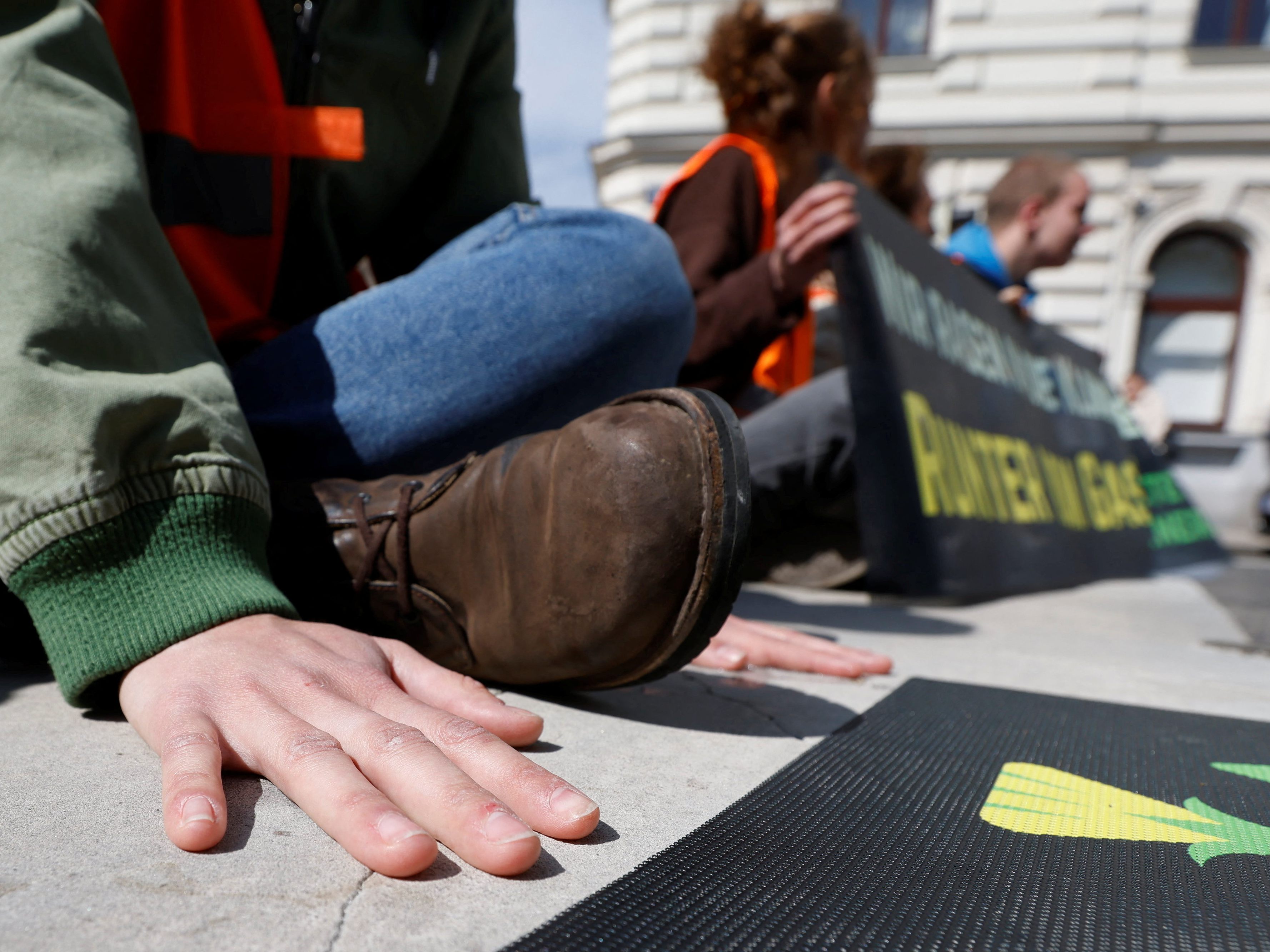 Klima-Aktivisten blockierten am Mittwoch den Frühverkehr am Praterstern und am Verteilerkreis in Wien.