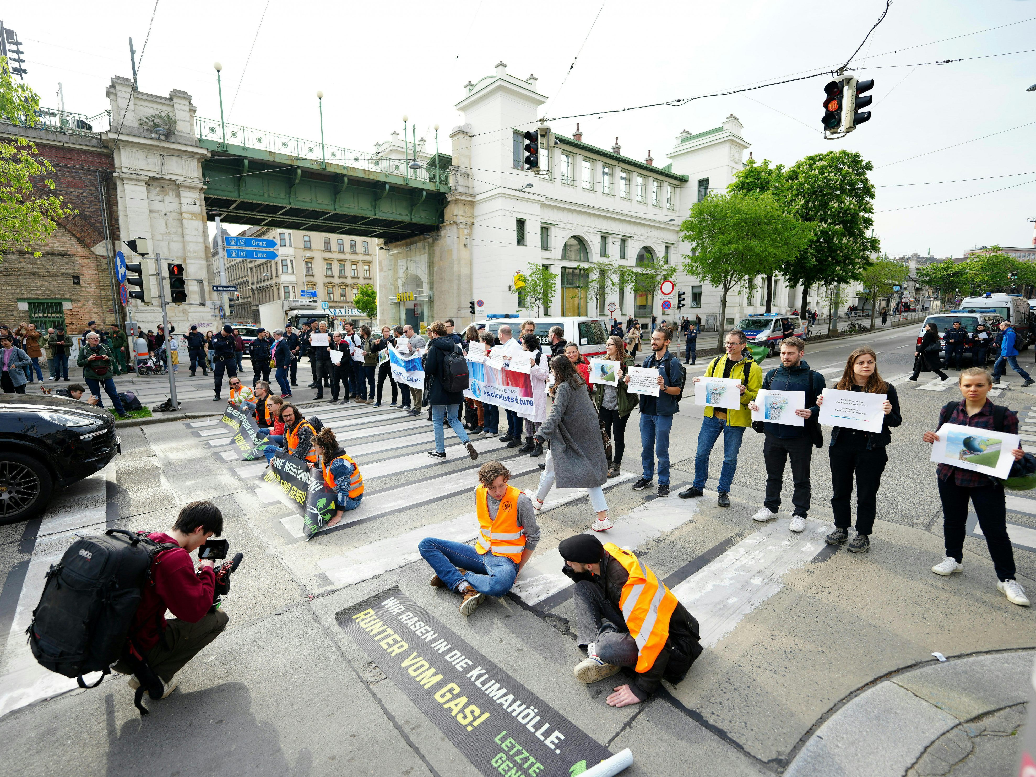Klima-Aktivisten der "Letzten Generation" wollen in einer dritten Aktionswelle ab 2. Mai den Frühverkehr in Wien lahmlegen.