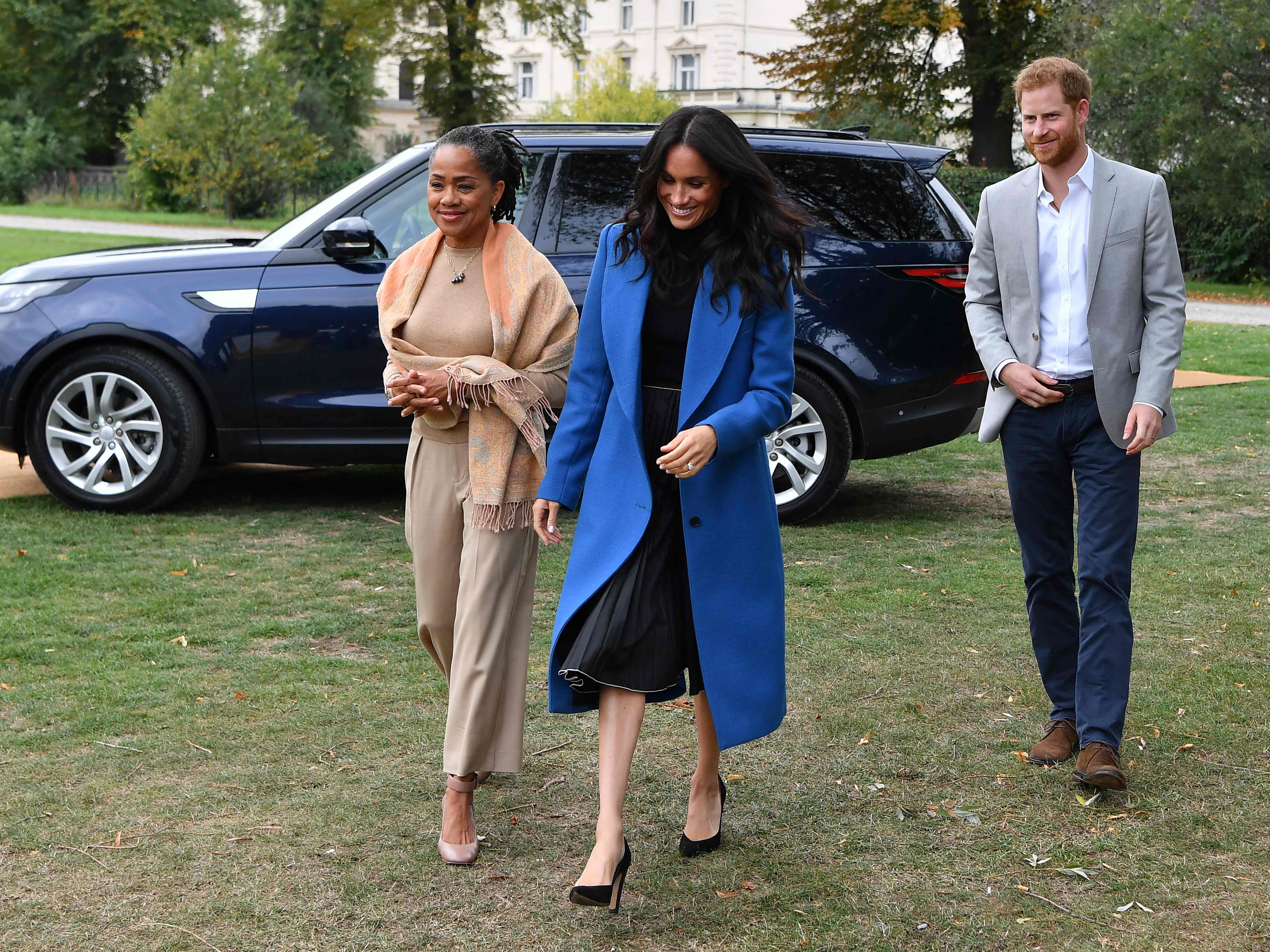 Prinz Harry und seine Ehefrau Herzogin Meghan haben nach Angaben ihres Sprechers in New York wegen Pressefotografen beinahe einen schweren Unfall erlitten.