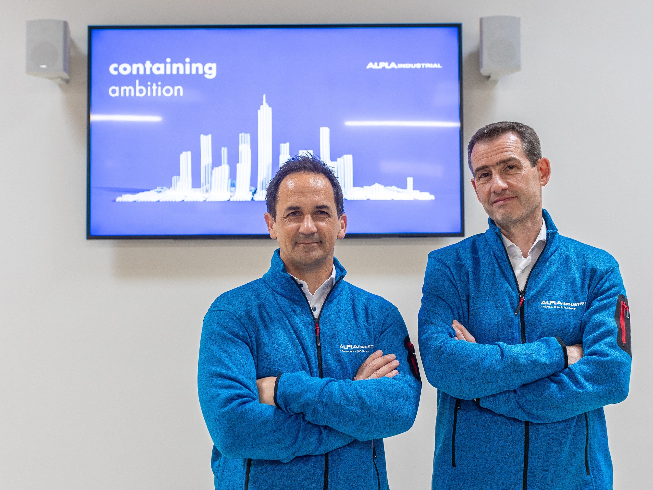 Start für die neue Marke ALPLAindustrial mit Produktionsstandorten in Österreich, Ungarn und Rumänien. Im Bild: Roland Baumann, General Manager ALPLAindustrial (links) und Rainer Widmar, ALPLA Managing Director Central and Eastern Europe.