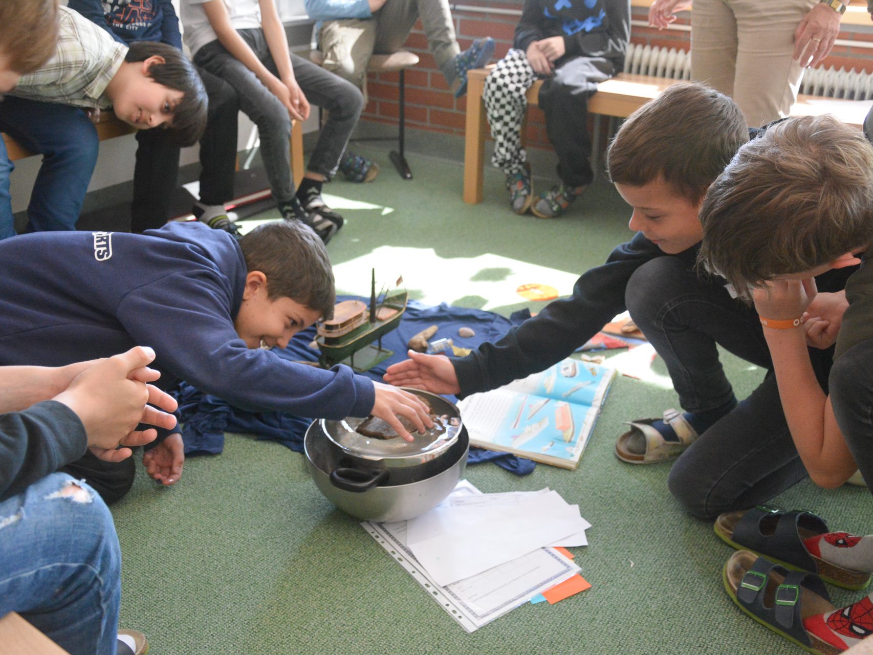 An der Volksschule Hasenfeld fanden vergangene Woche klassenübergreifende Projekttage zum Thema "Wasser, Wind und Wolken" statt.