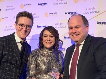 Russmedia-Geschäftsführer Georg Burtscher, INMA-Präsidentin Maribel Perez Wadsworth und VN-Chefredakteur und Geschäftsführer Gerold Riedmann bei der Preisverleihung in New York.